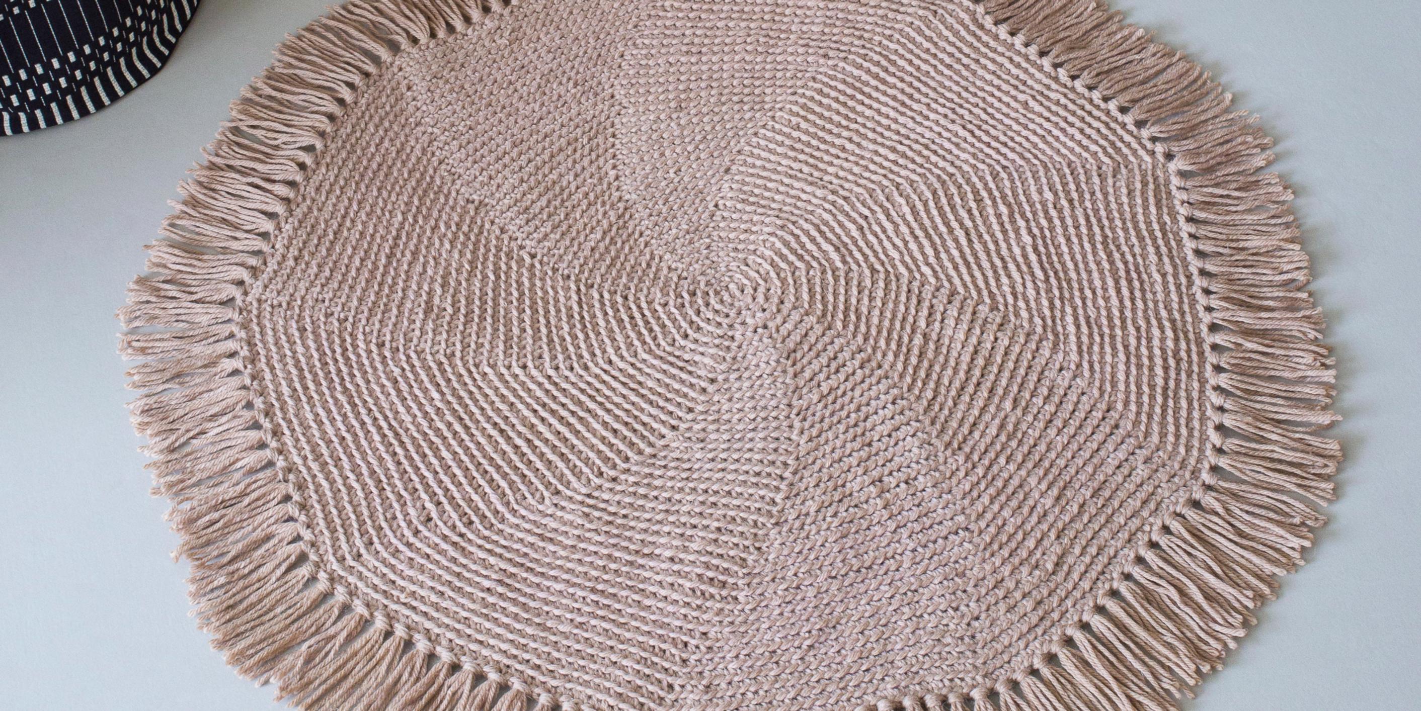 Looking for a fun weekend project? Crochet a round rug with playful fringes