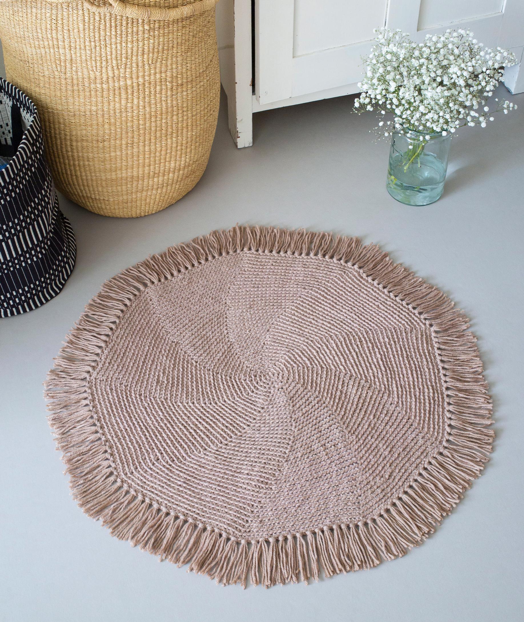 Looking for a fun weekend project? Crochet a round rug with playful fringes