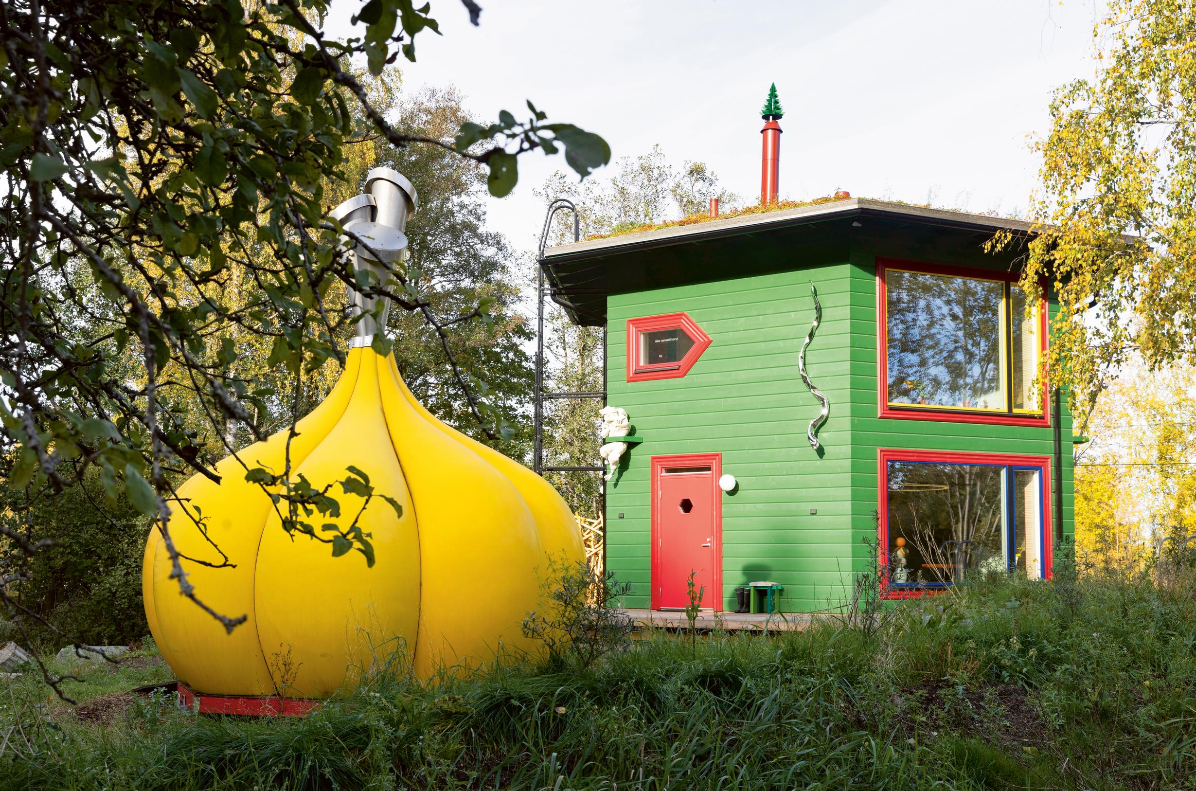 The Kuusi-o house and the onion sauna in the garden