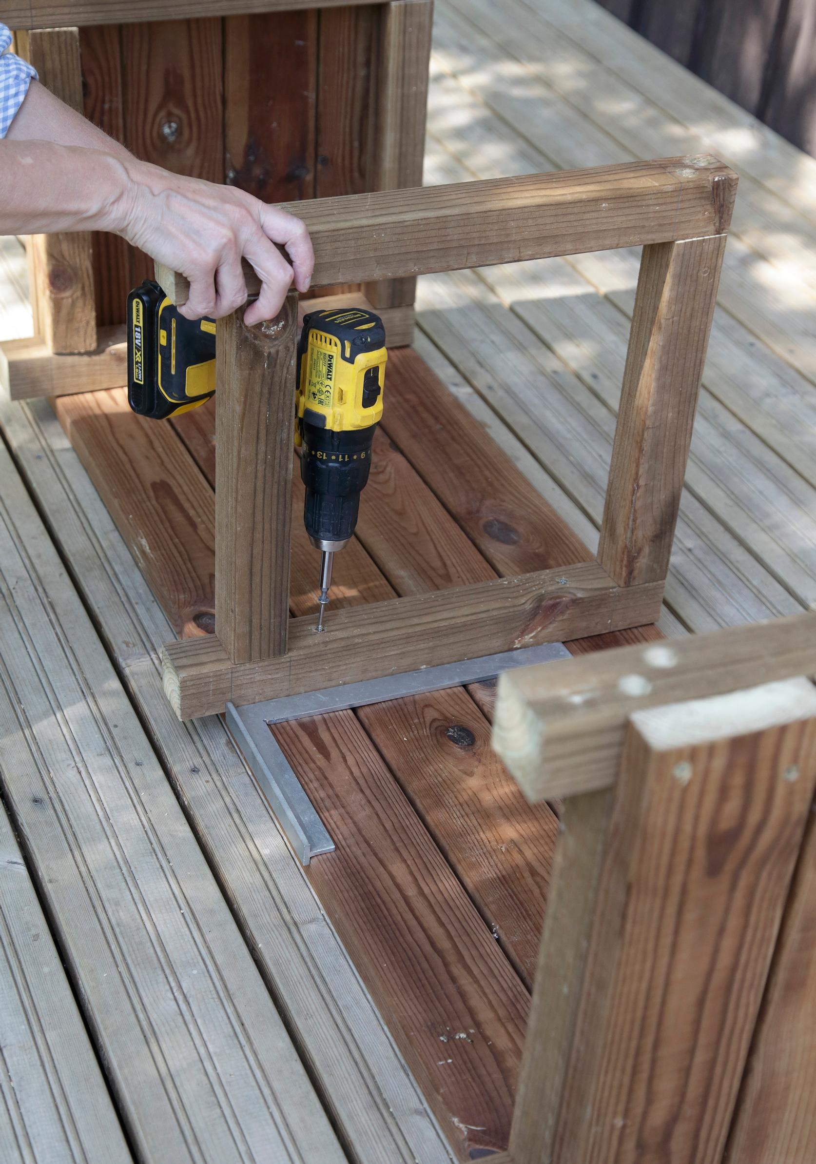Attaching the center support to the storage bench