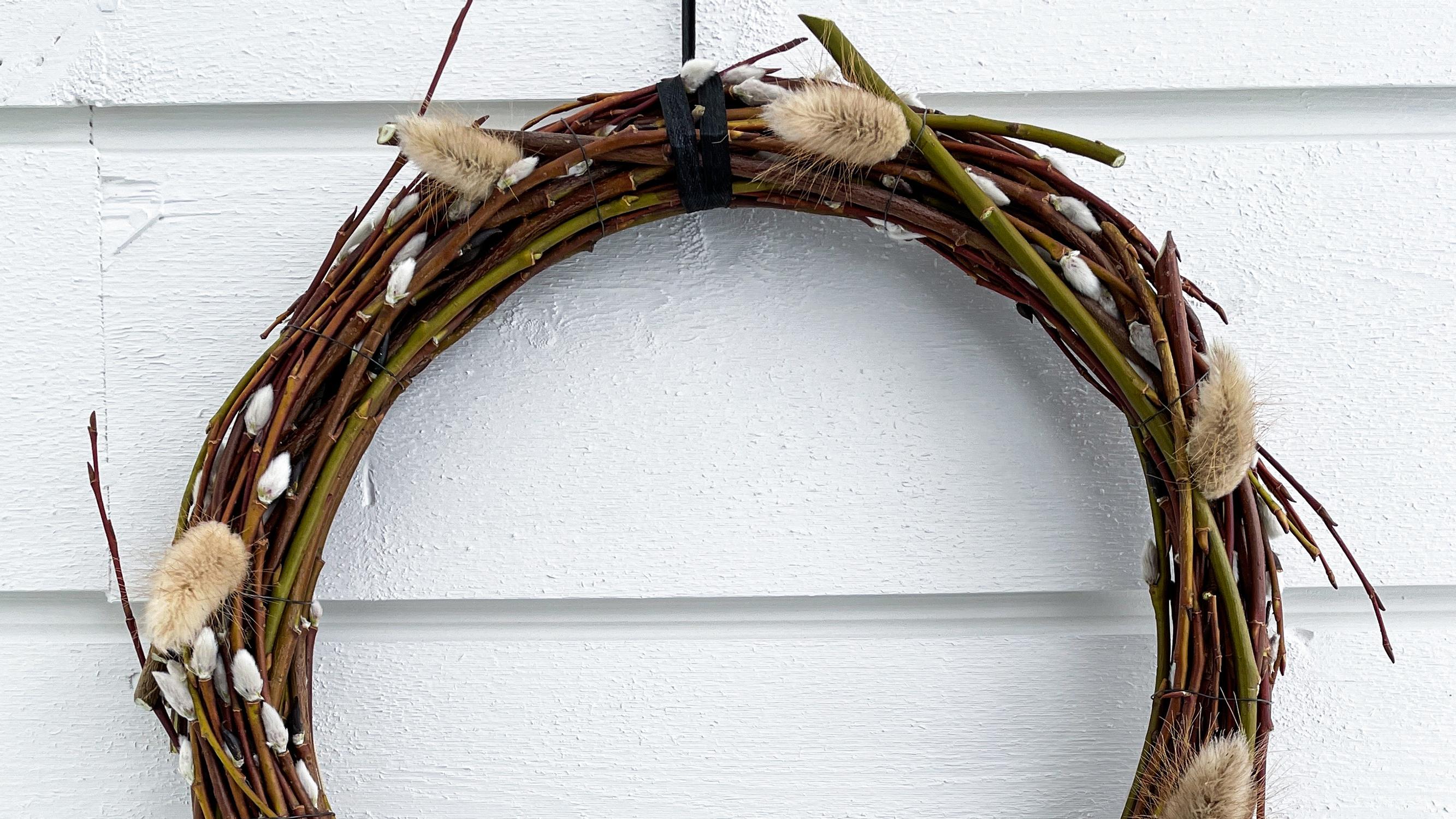 Make an easy willow wreath from flexible branches—shape the perfect round base in a washing bowl!