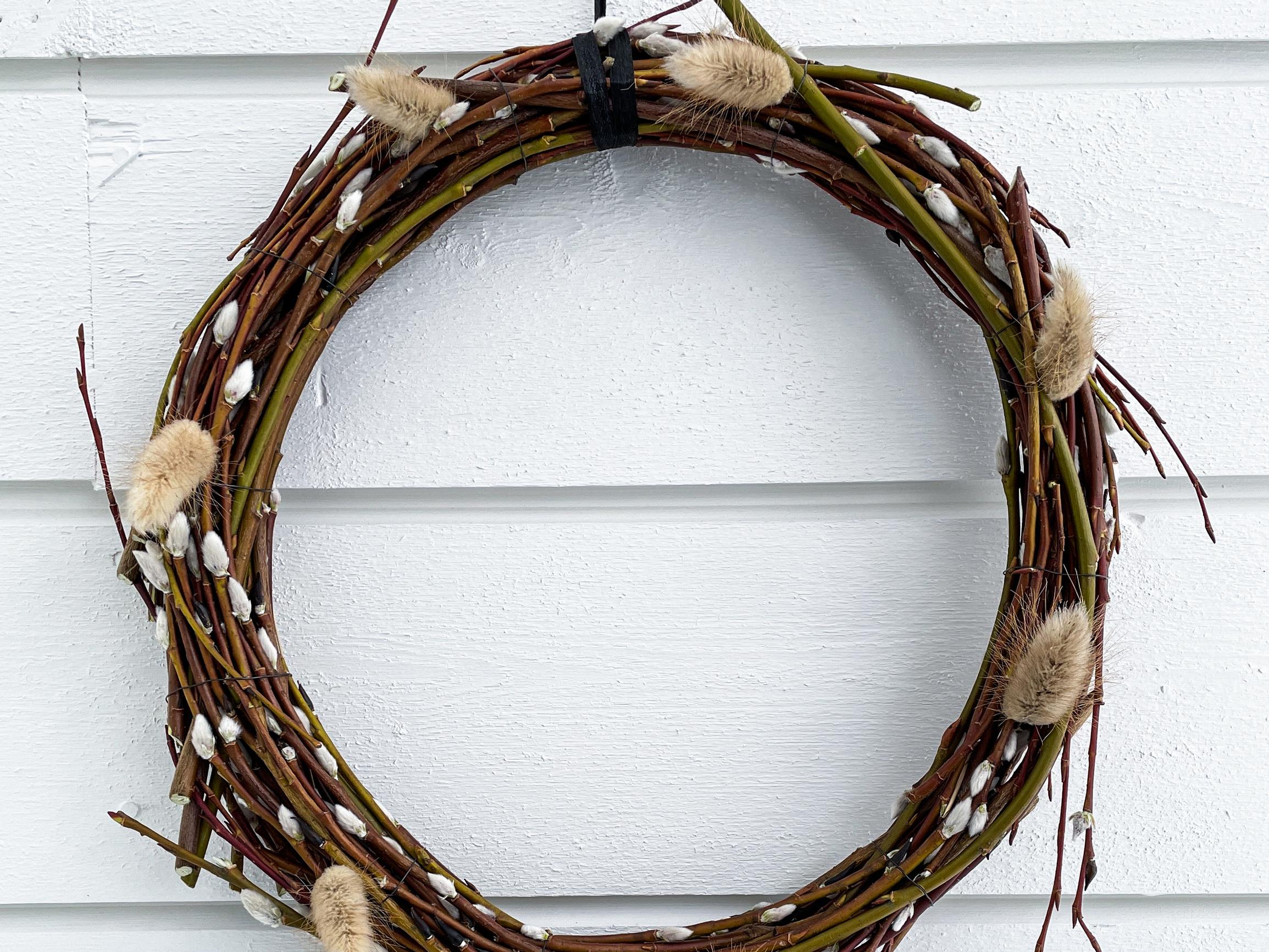 Make an easy willow wreath from flexible branches—shape the perfect round base in a washing bowl!