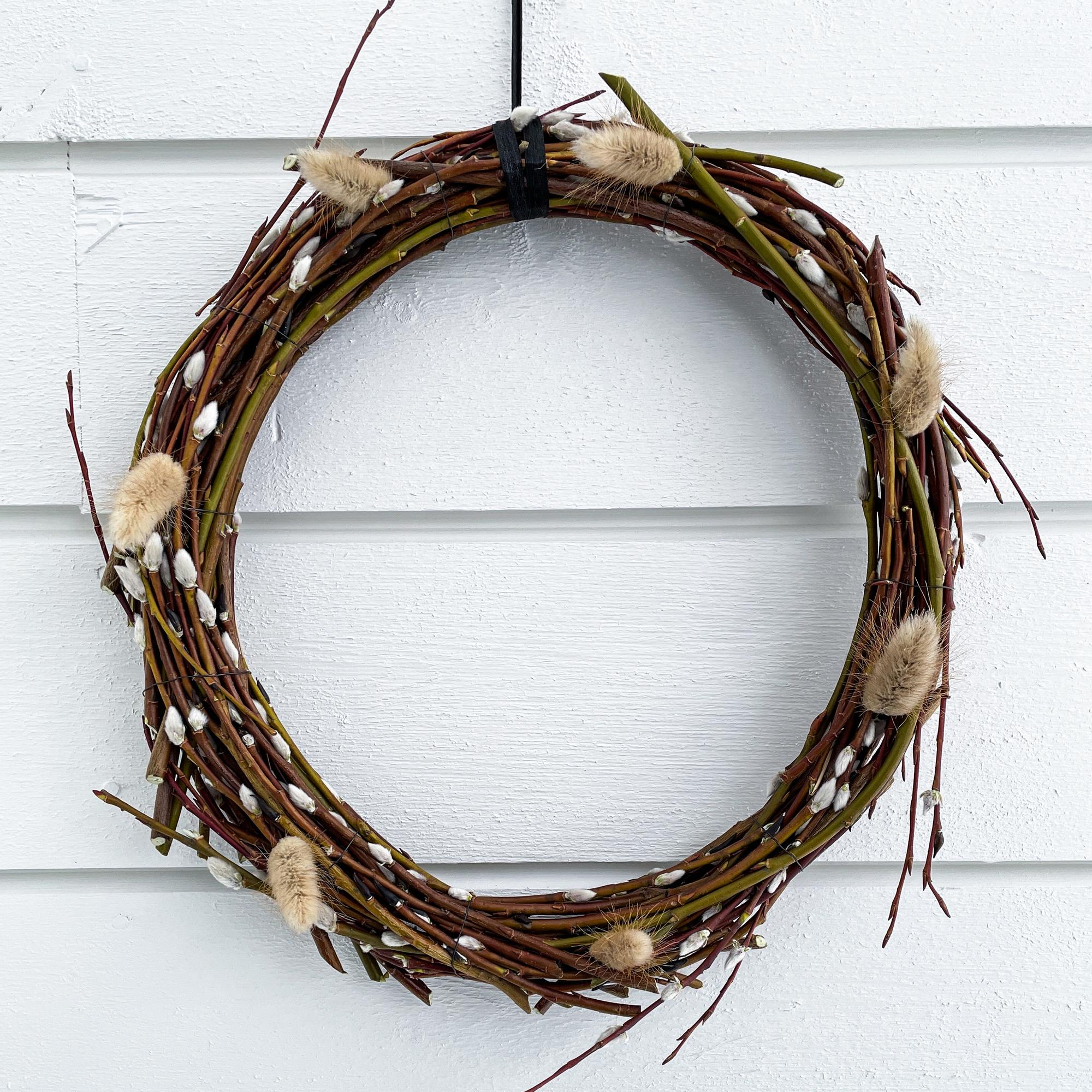 Make an easy willow wreath from flexible branches—shape the perfect round base in a washing bowl!