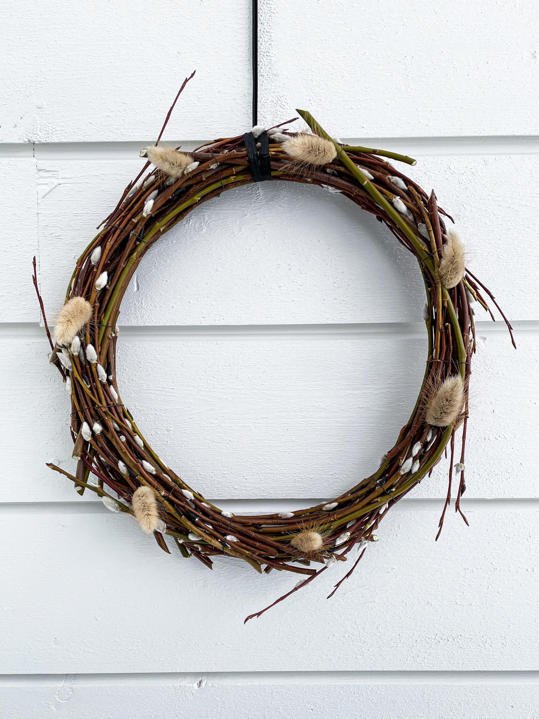 Make an easy willow wreath from flexible branches—shape the perfect round base in a washing bowl!