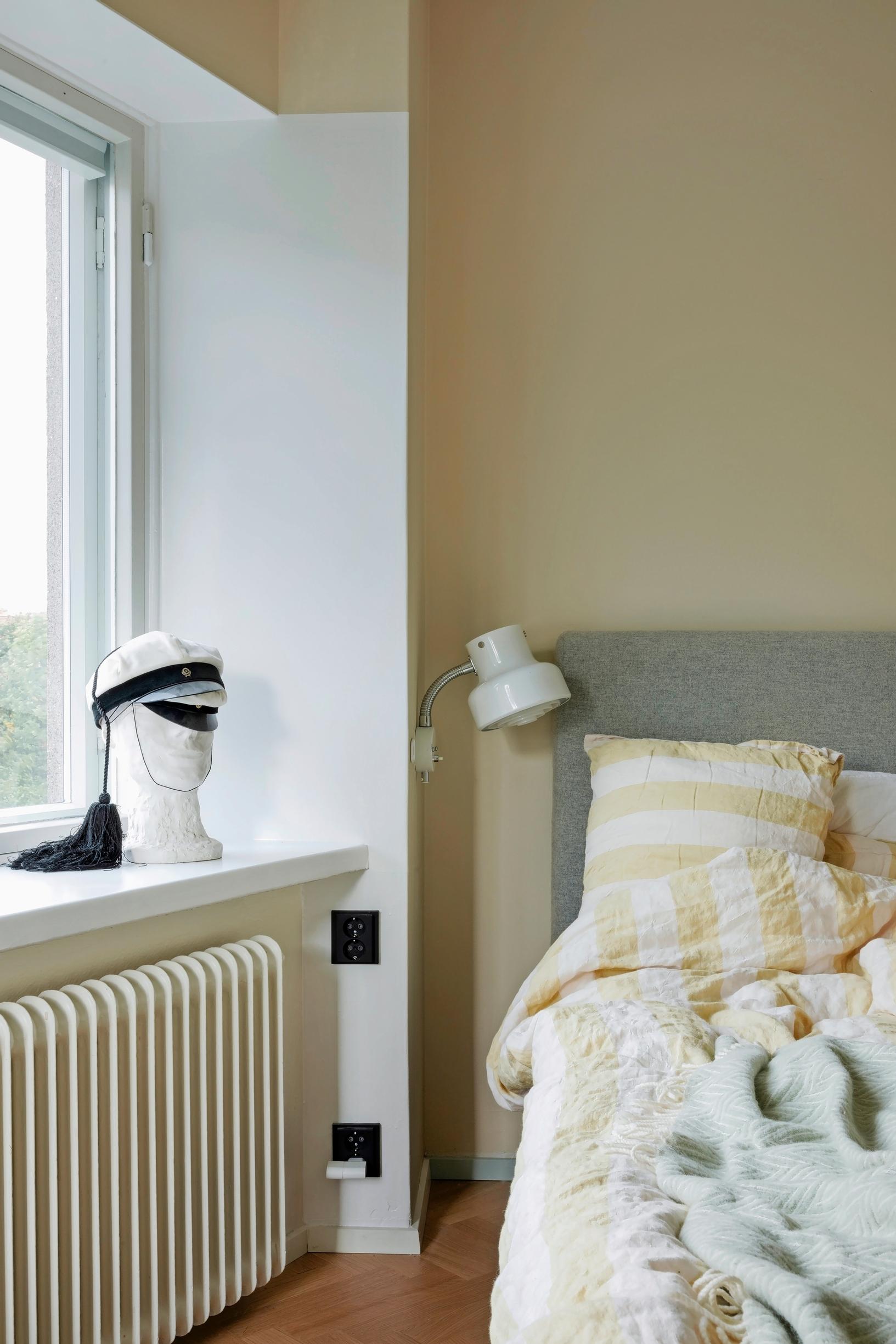 In the bedroom windowsill, under the graduation cap, is a sculpture made by Kiira’s mother