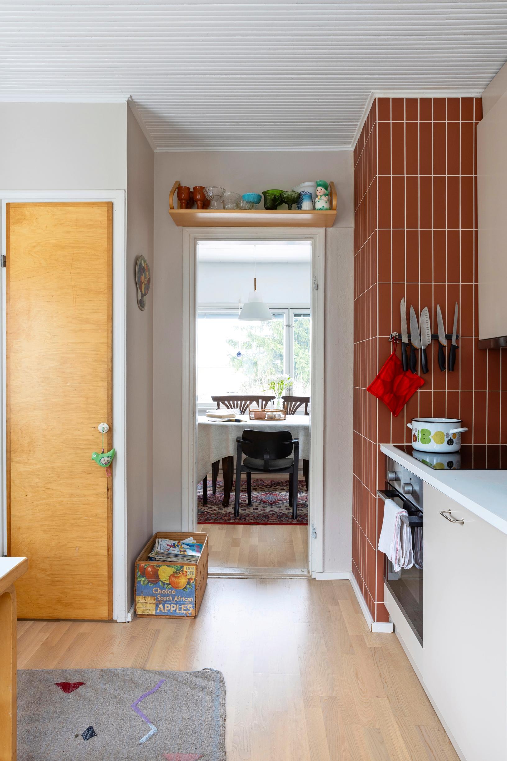 Vertical tilework in the kitchen