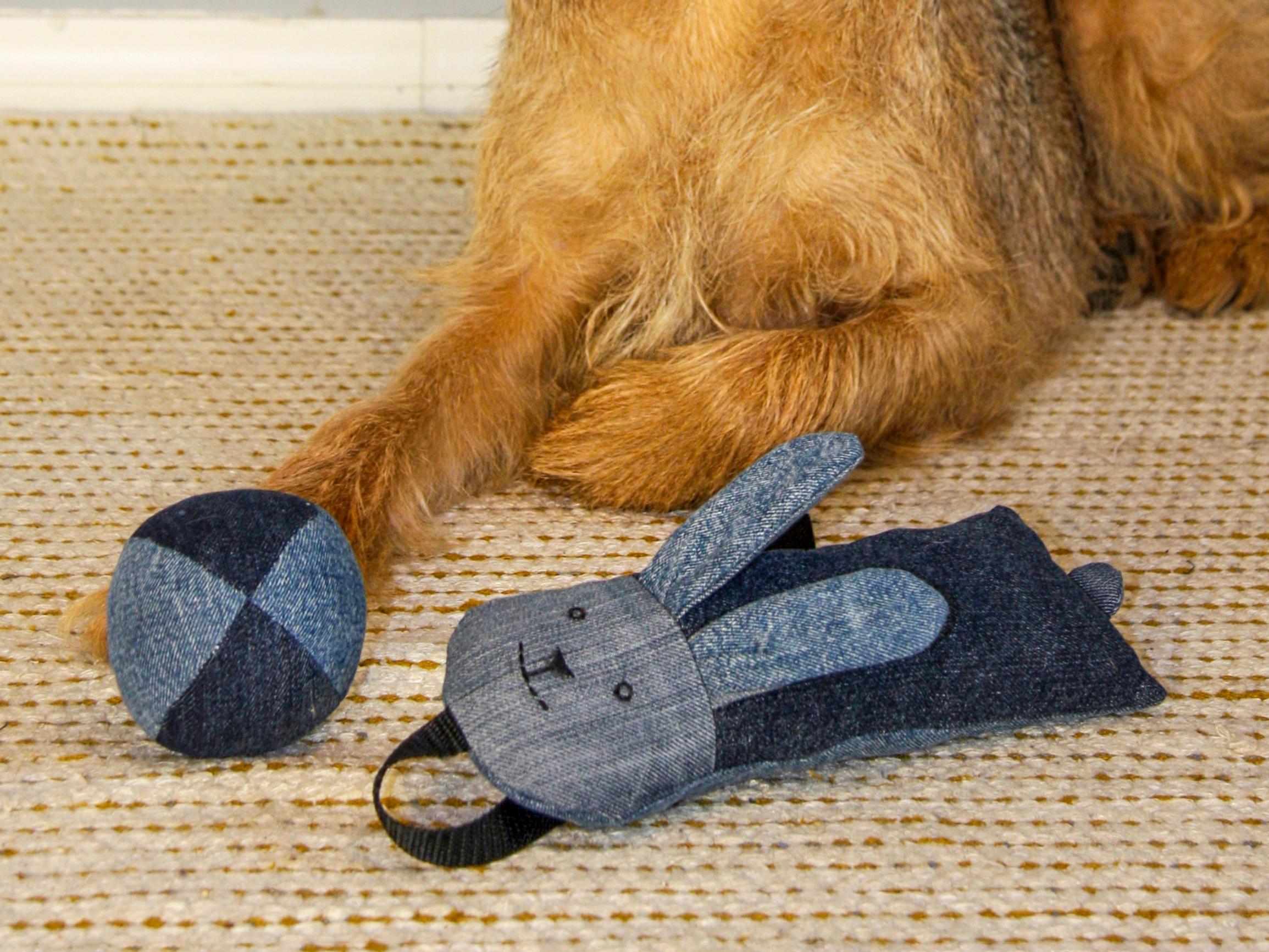 A dog ball and tug toy from old jeans—see our instructions and sew your furry friend’s new favorite toys