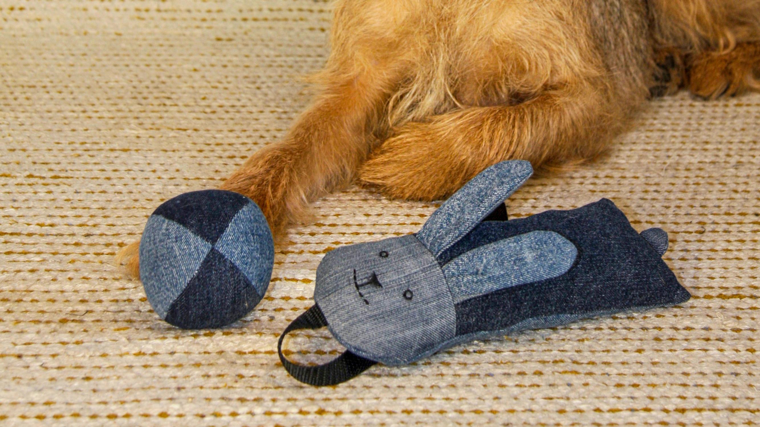 A dog ball and tug toy from old jeans—see our instructions and sew your furry friend’s new favorite toys