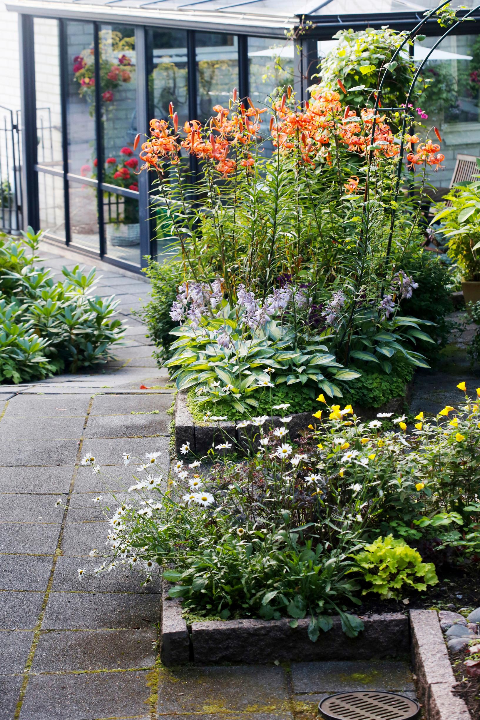 Flower bed edging: planting area bordered with stones