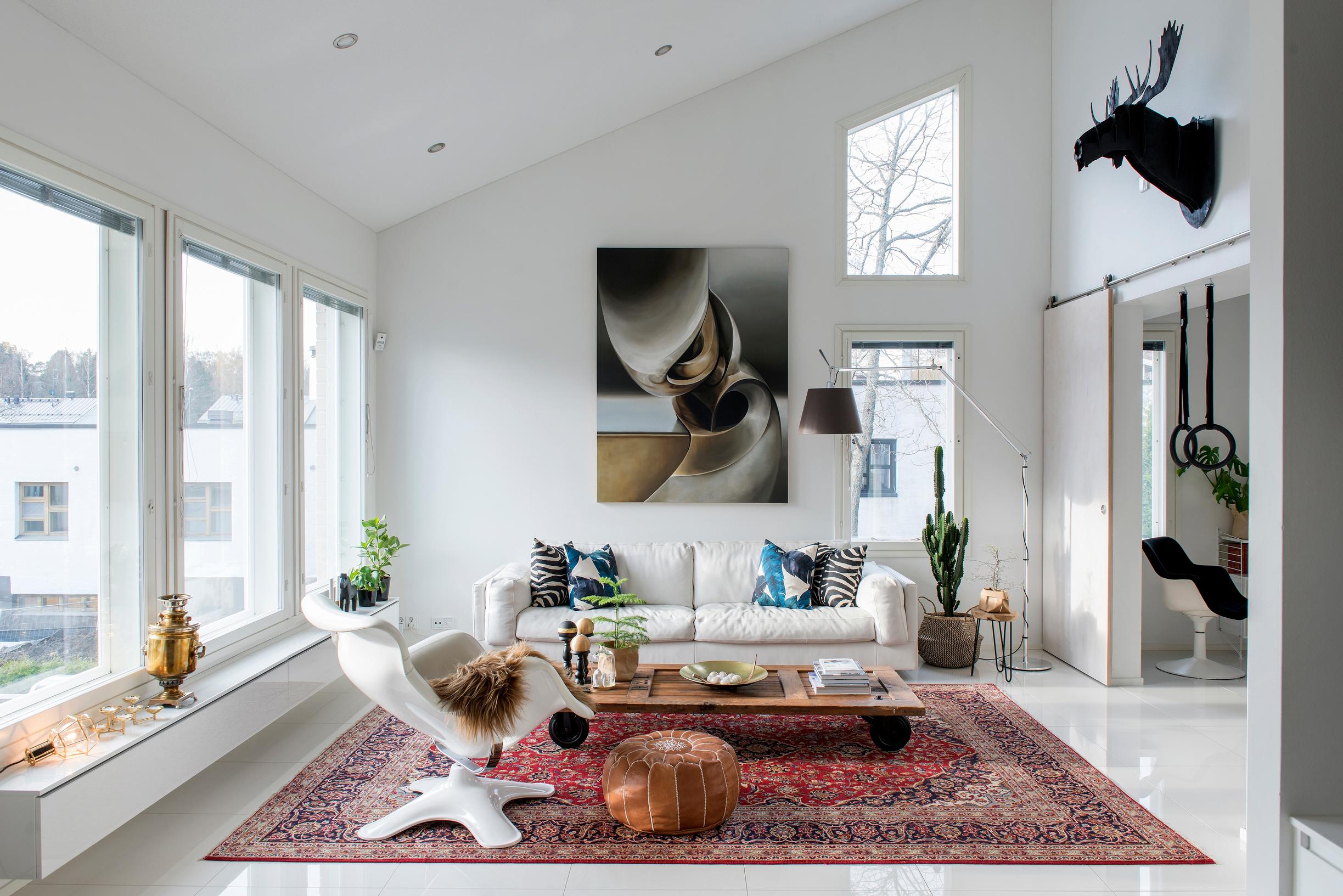 Oriental rug with hues of red in living room