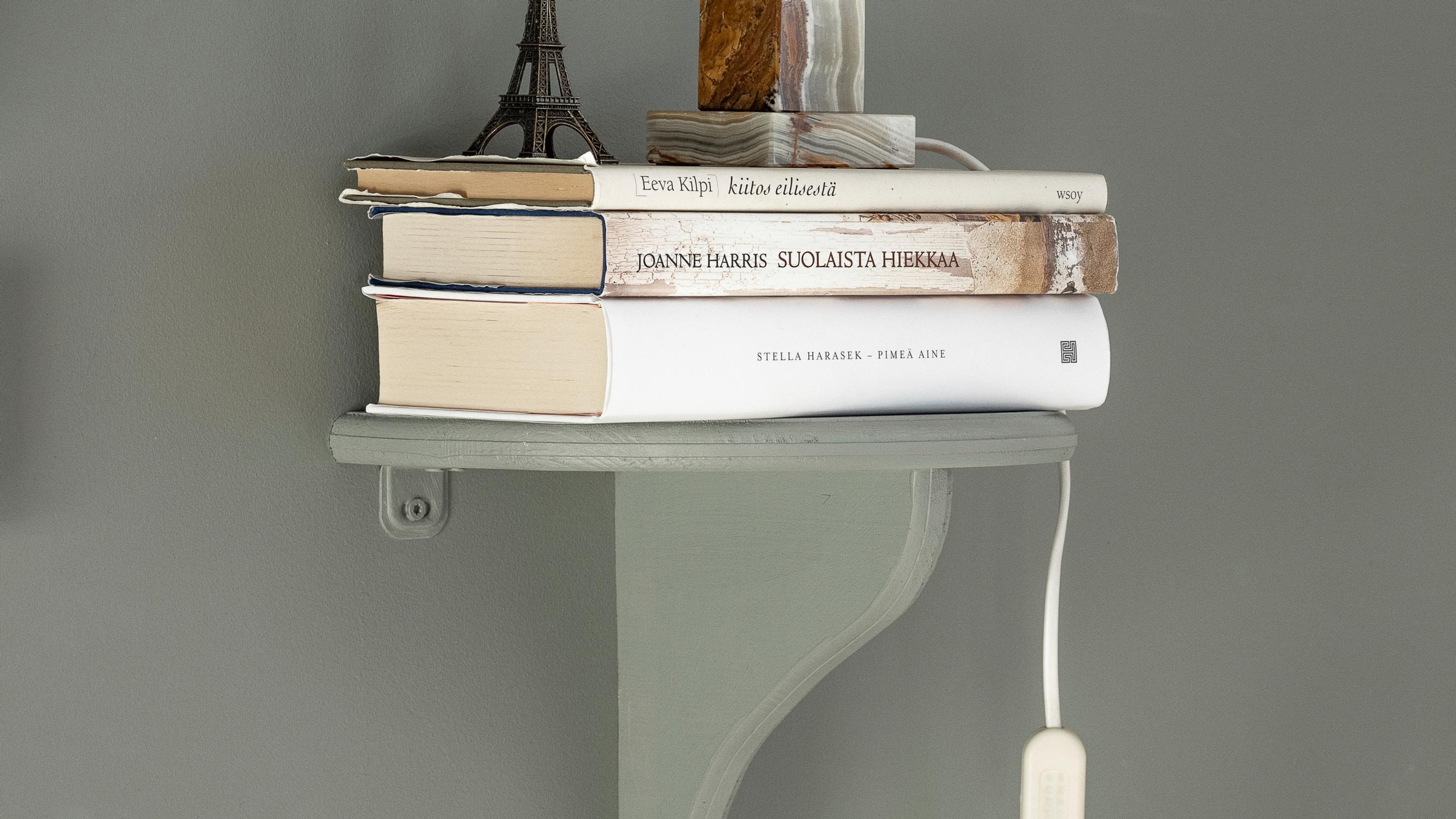 Just two pieces of wood! Here’s how to make a beautiful wall shelf