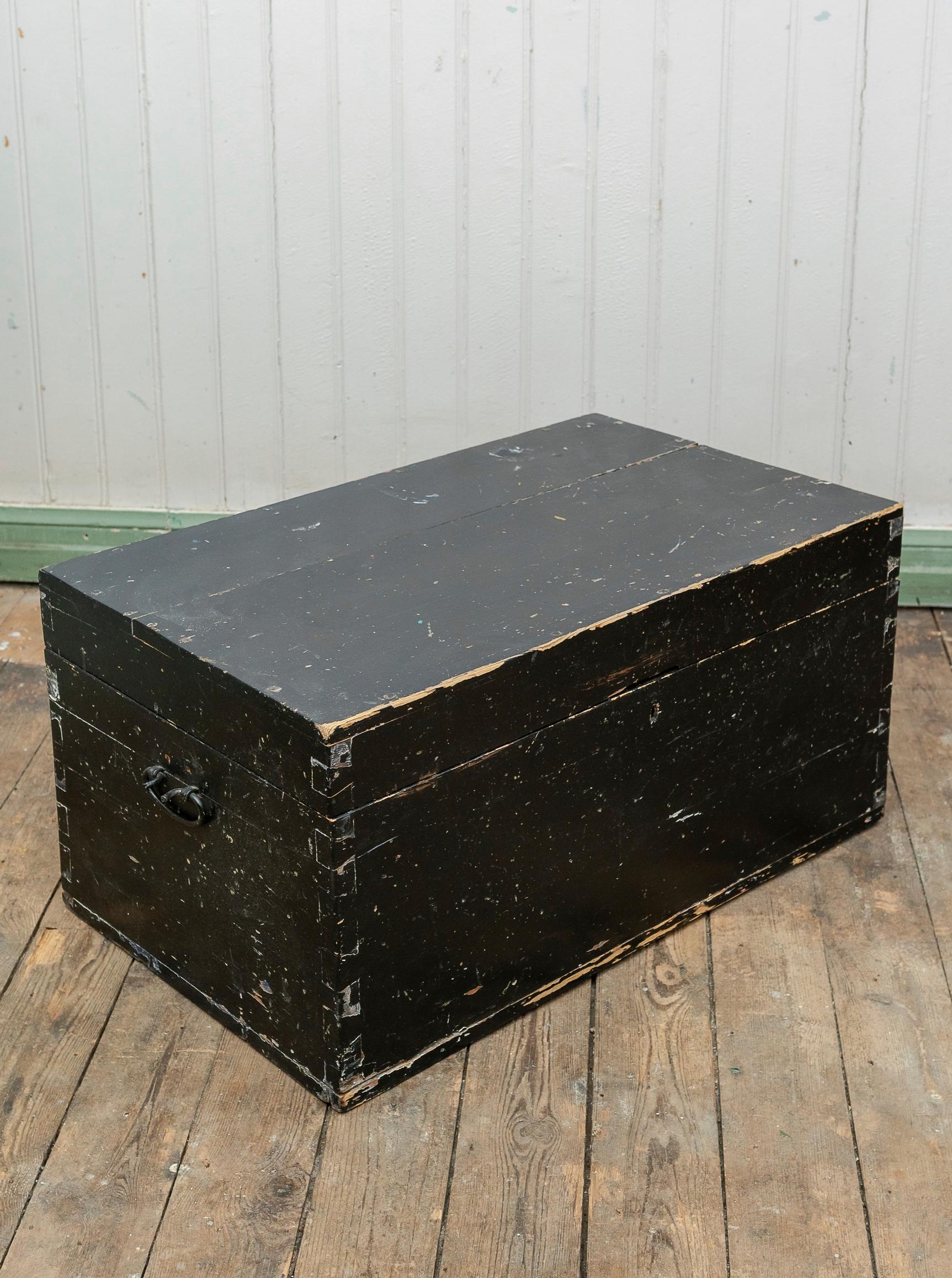 Wooden chest before the makeover
