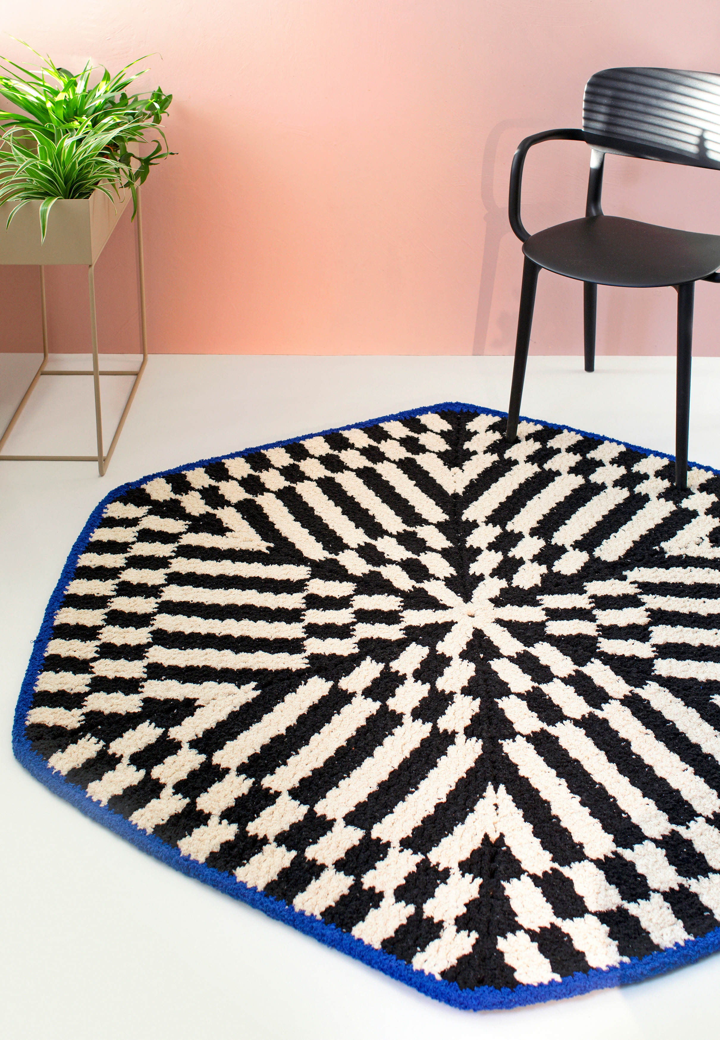 Large crocheted rug with a geometric design—see the pattern! | Kotona ...