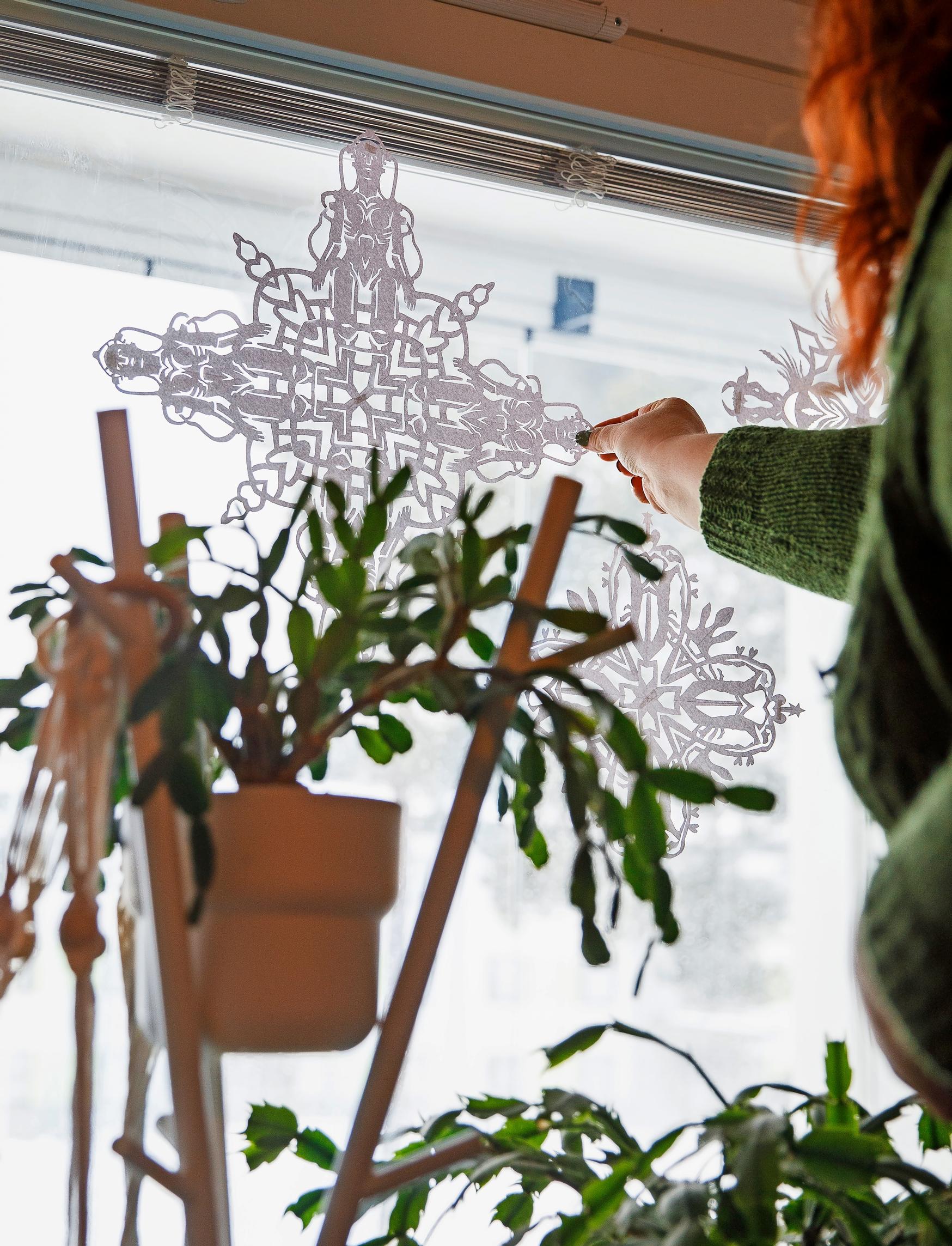 Venla attaching paper stars.