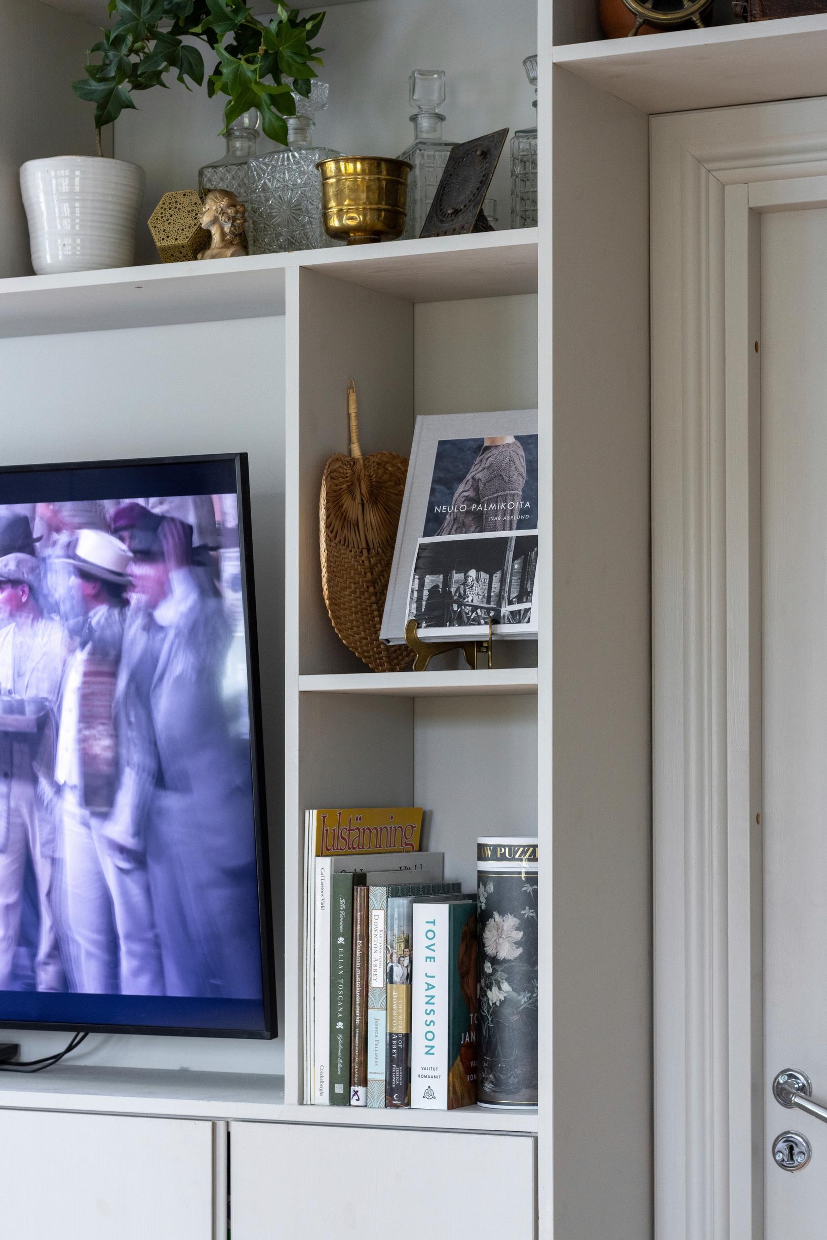 Close-up of the TV in the bookshelf.