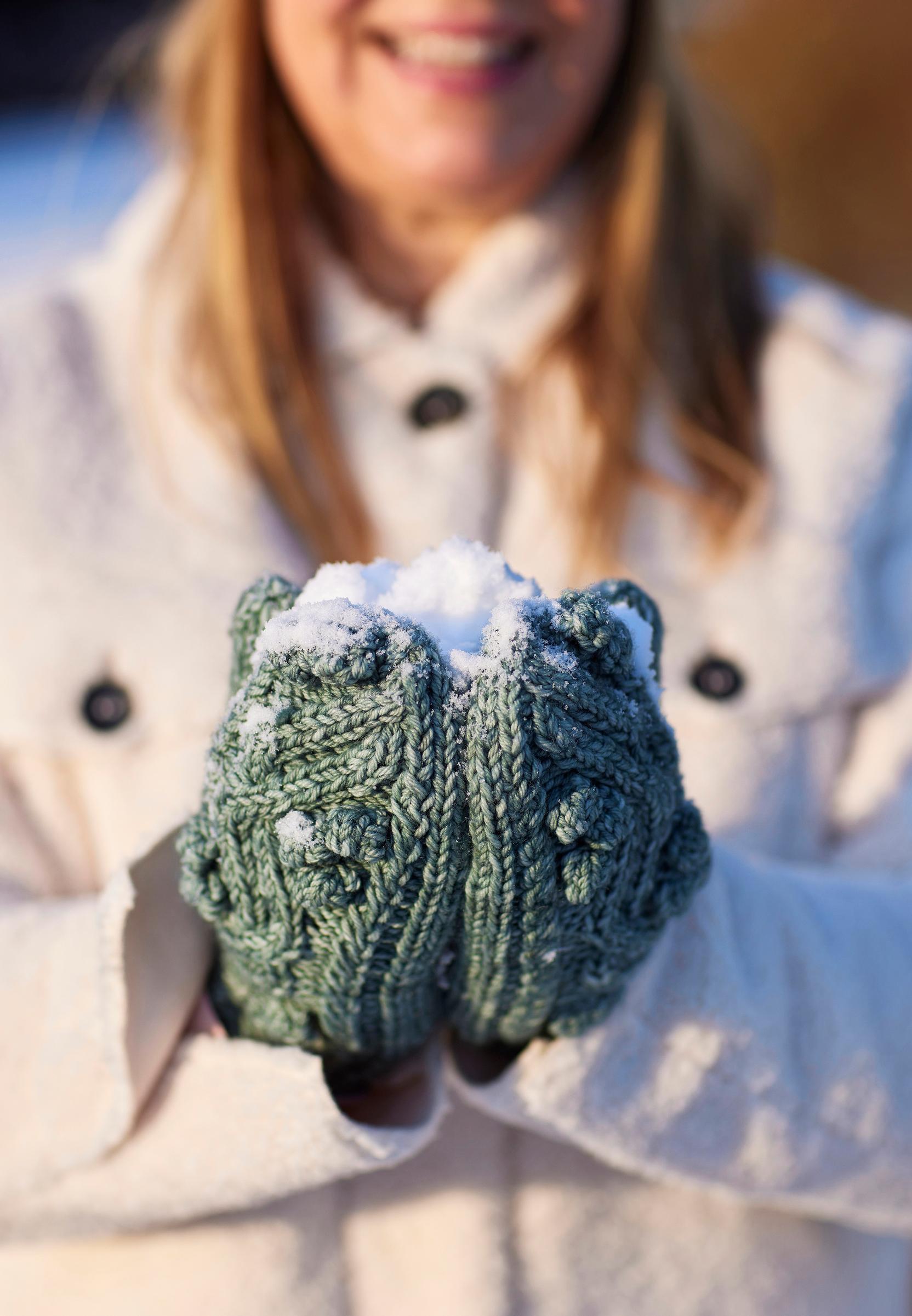 Modern cabled mittens