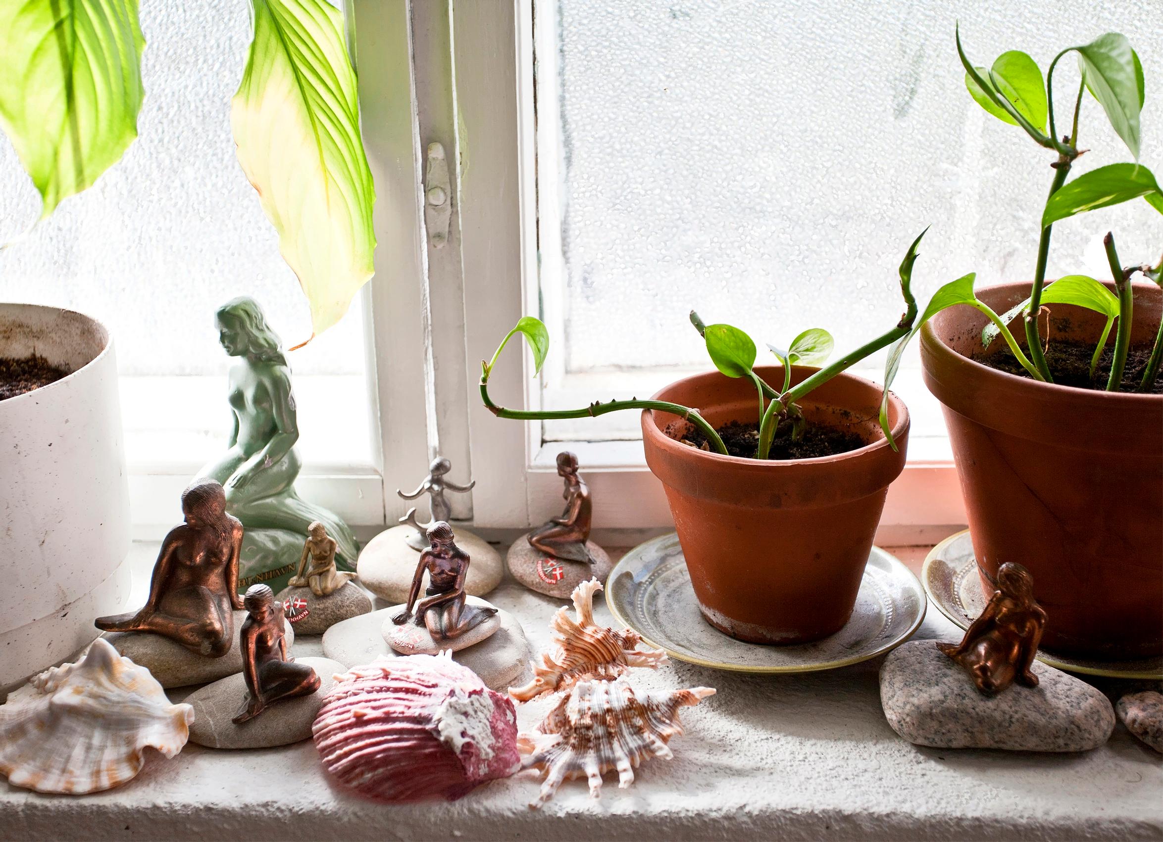 A Little Mermaid statue on the windowsill