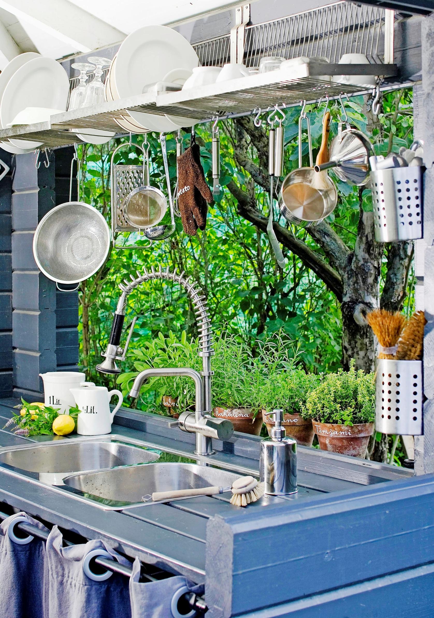 Your own Nordic summer kitchen—these 5 materials can stand up against pollen, splatters, and unpredictable weather