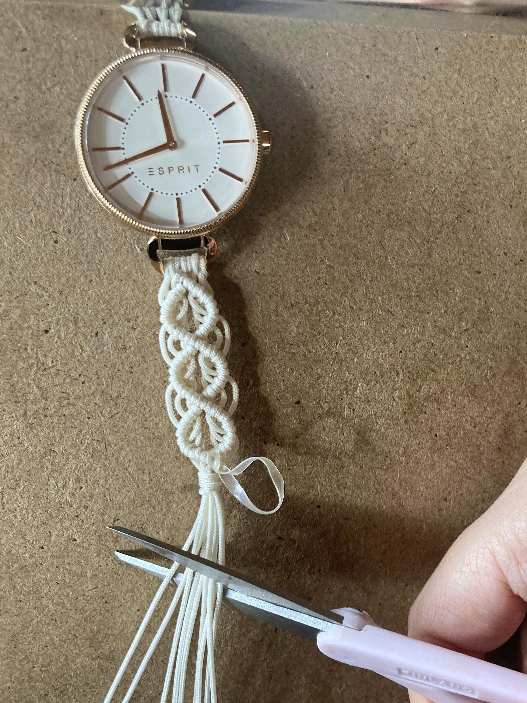 Macramé watch strap instructions, step-by-step photo.
