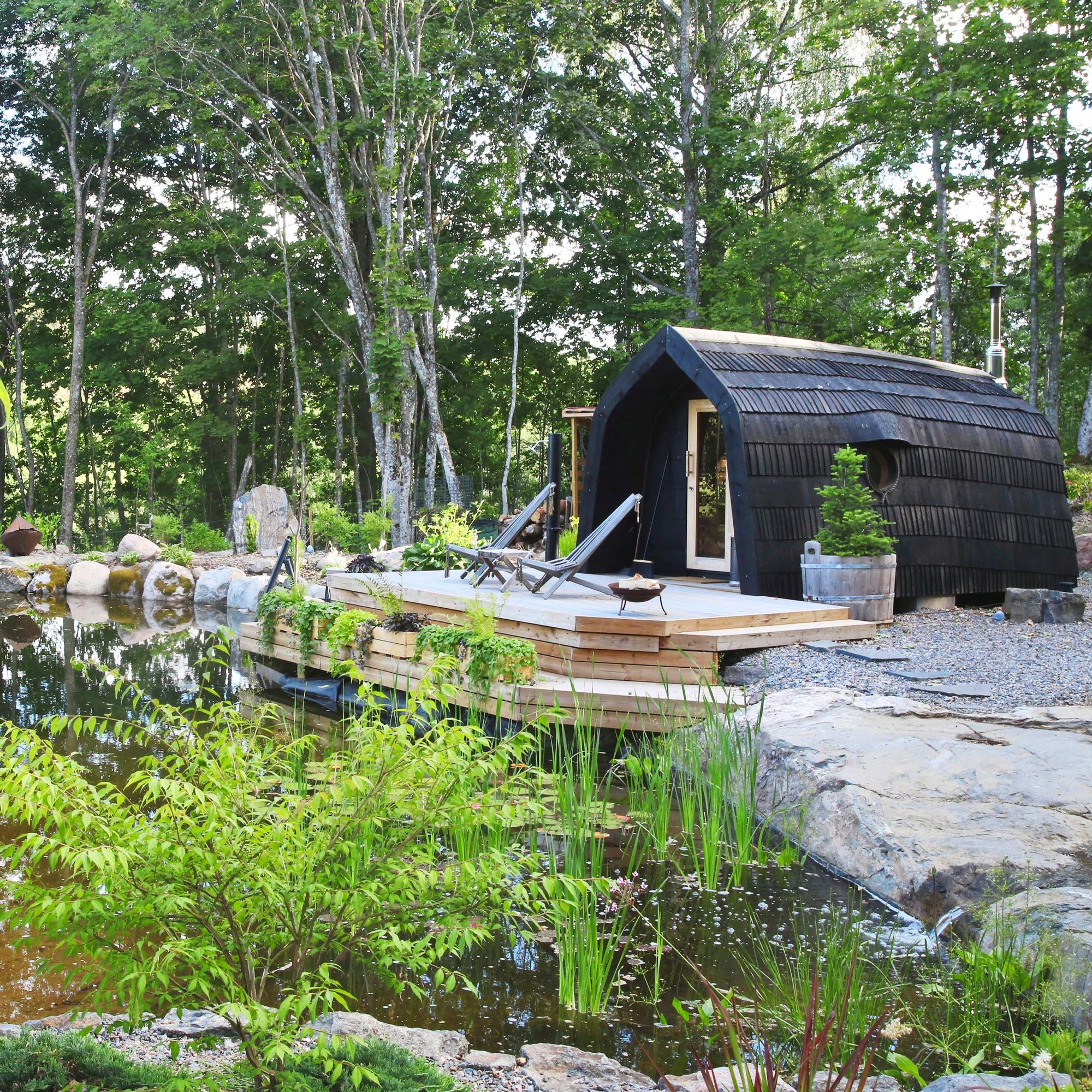 From a dry lot to a waterside oasis! Ritva and Ilkka’s garden now boasts a pond, sandy beach, and a shingle-roof sauna