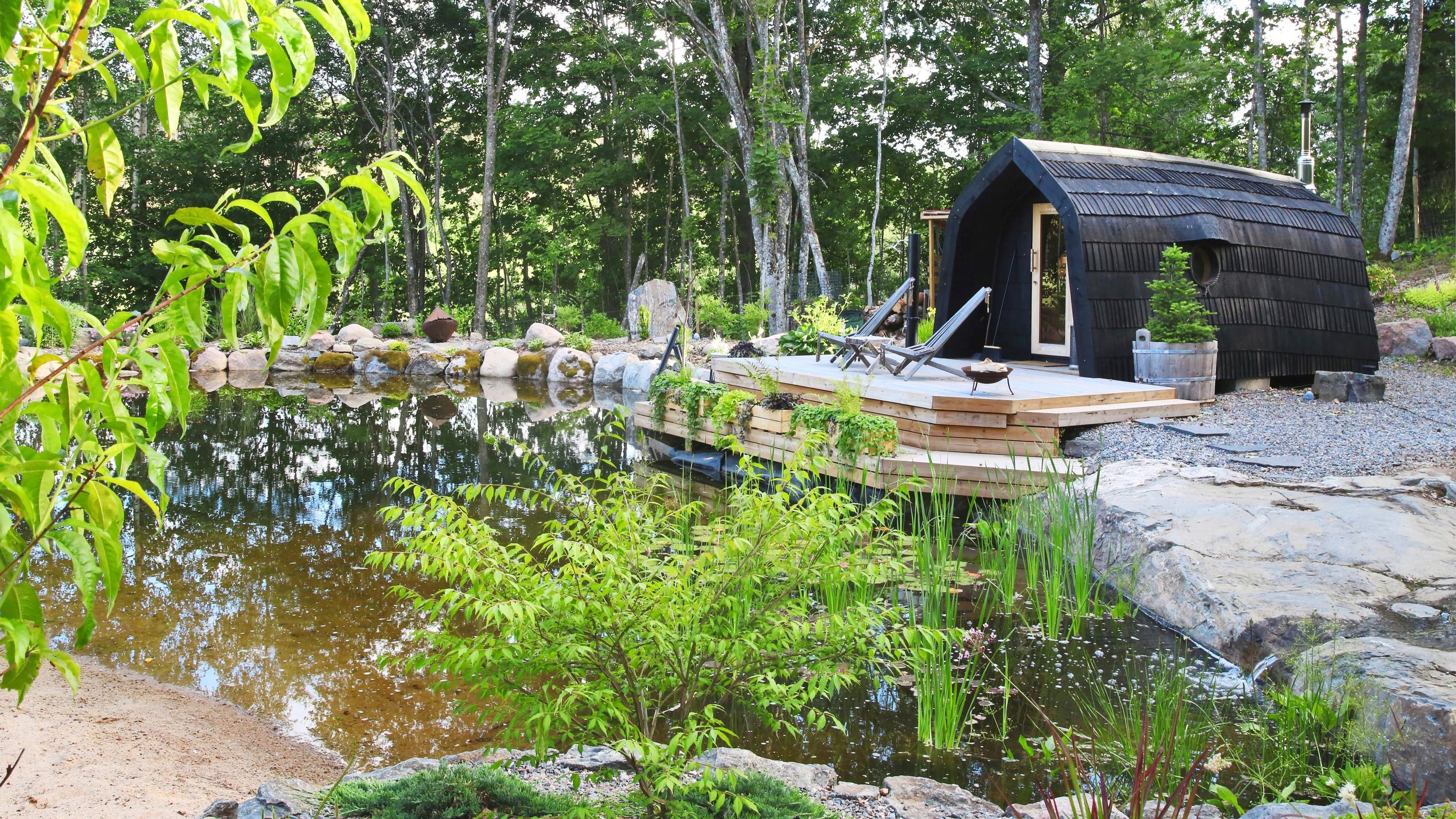 From a dry lot to a waterside oasis! Ritva and Ilkka’s garden now boasts a pond, sandy beach, and a shingle-roof sauna