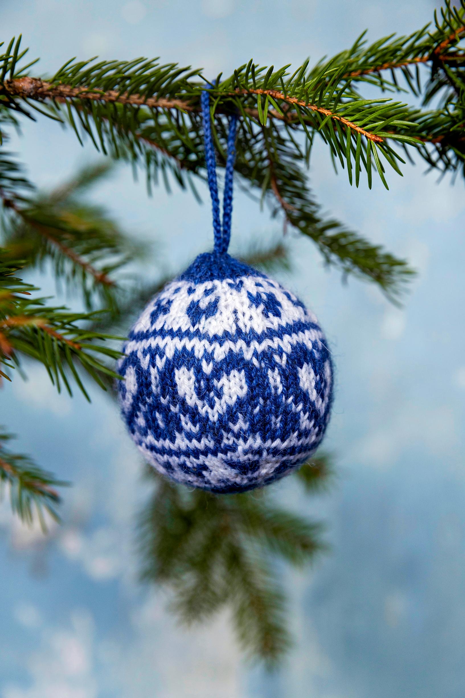 Knitted Christmas ball