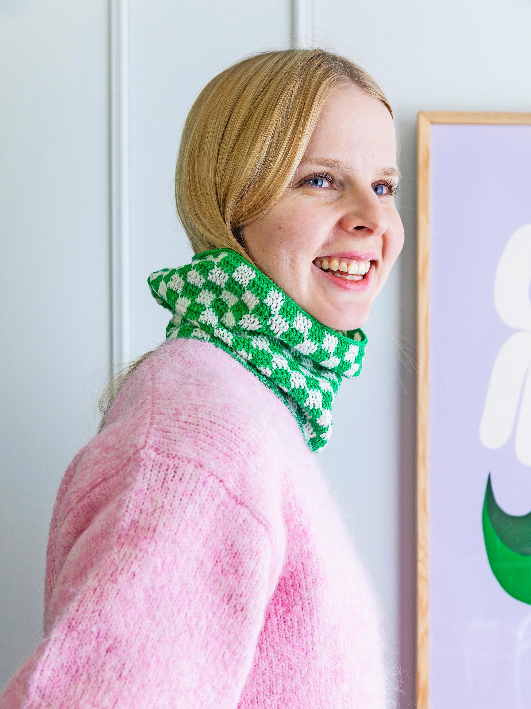 This checkerboard cowl is quick to make—check out the easy colorwork crochet pattern