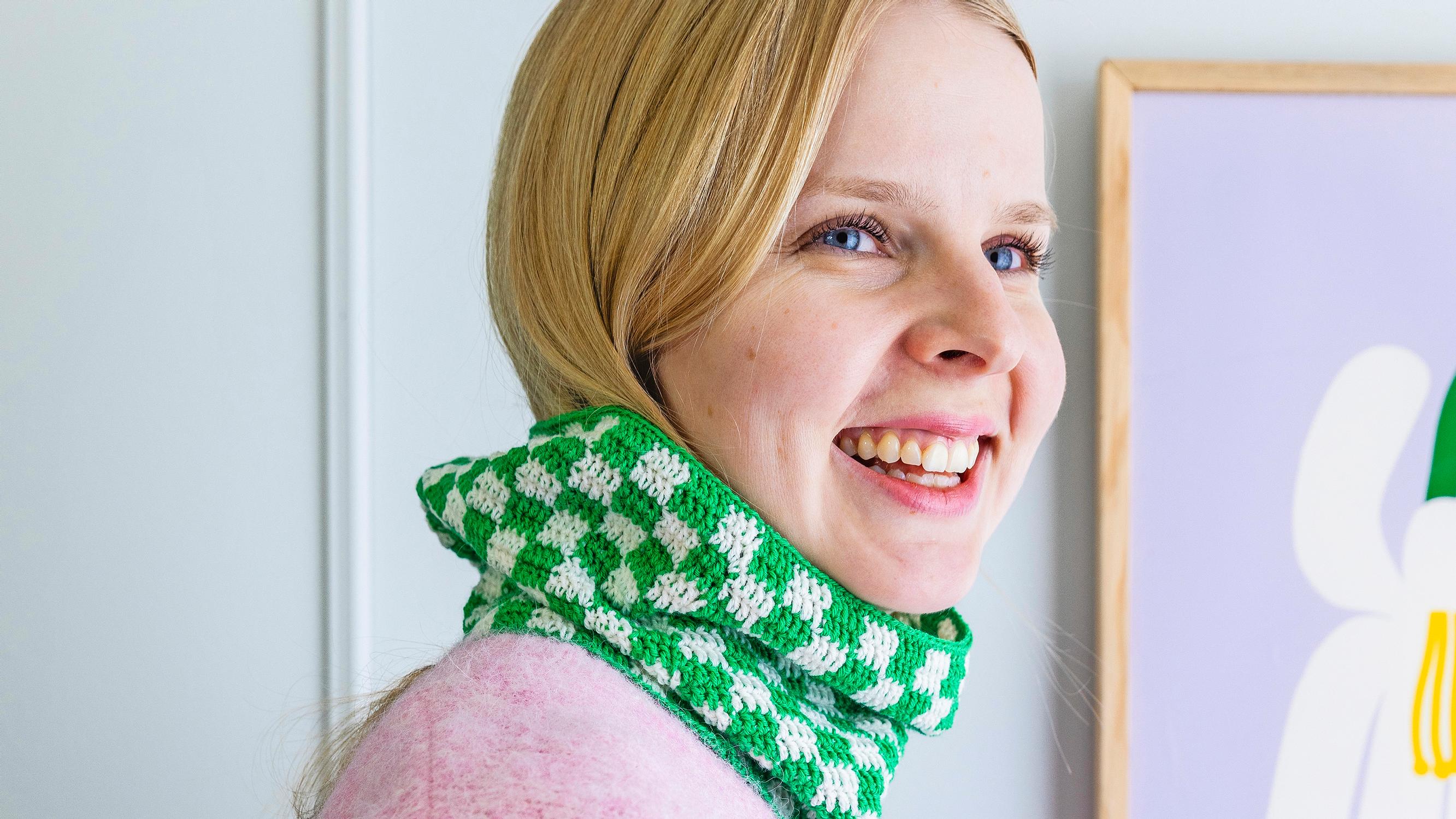 This checkerboard cowl is quick to make—check out the easy colorwork crochet pattern