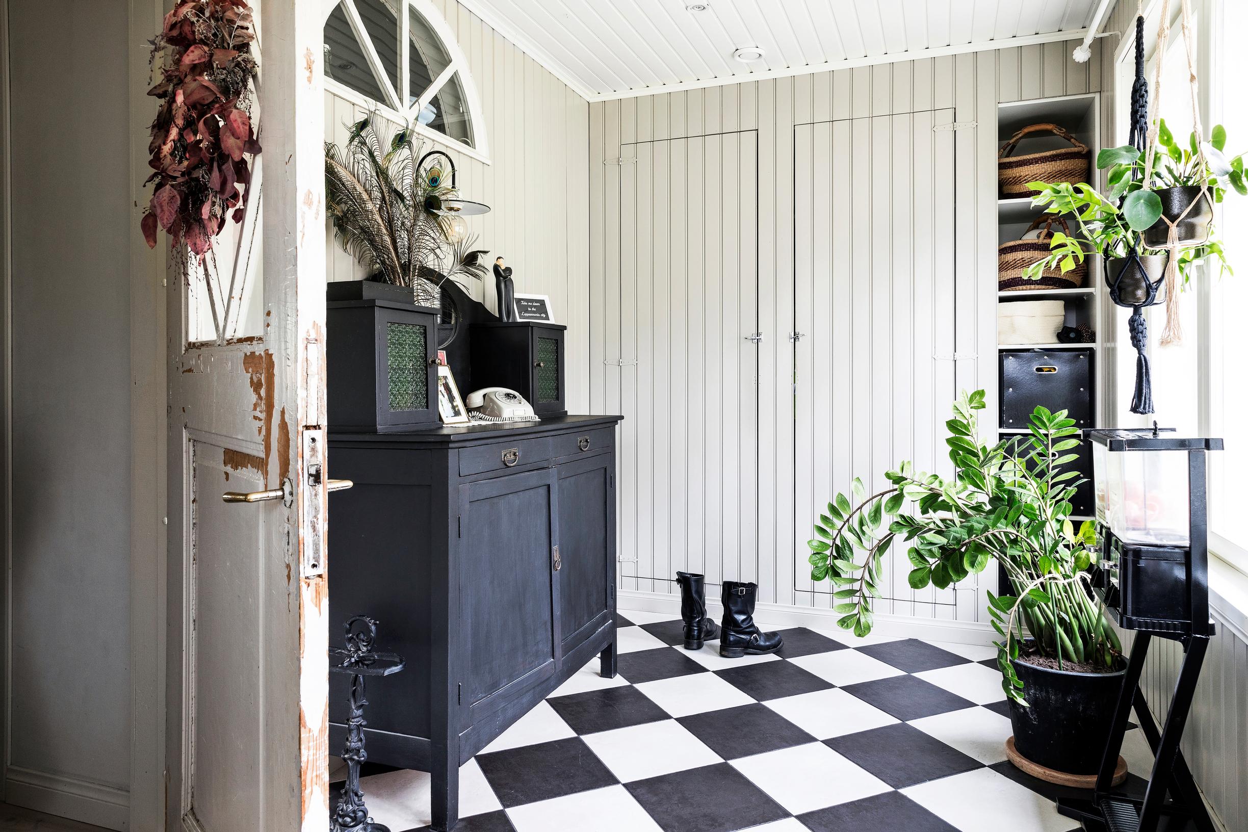 A fun checkered floor in the entryway.