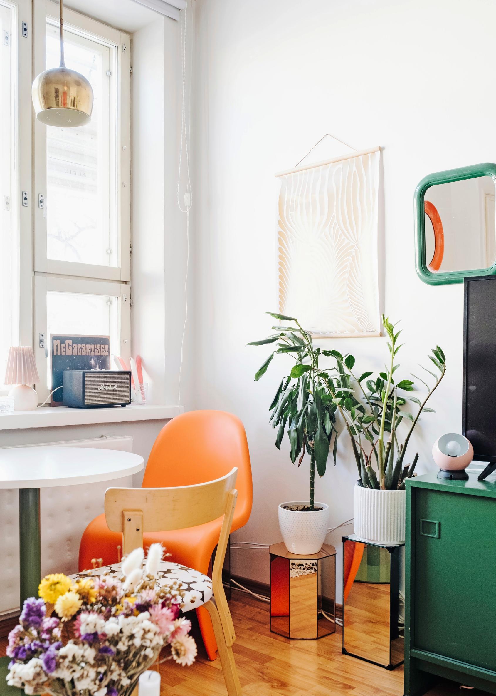 Photo of a studio dining set with Artek and Panton chairs.