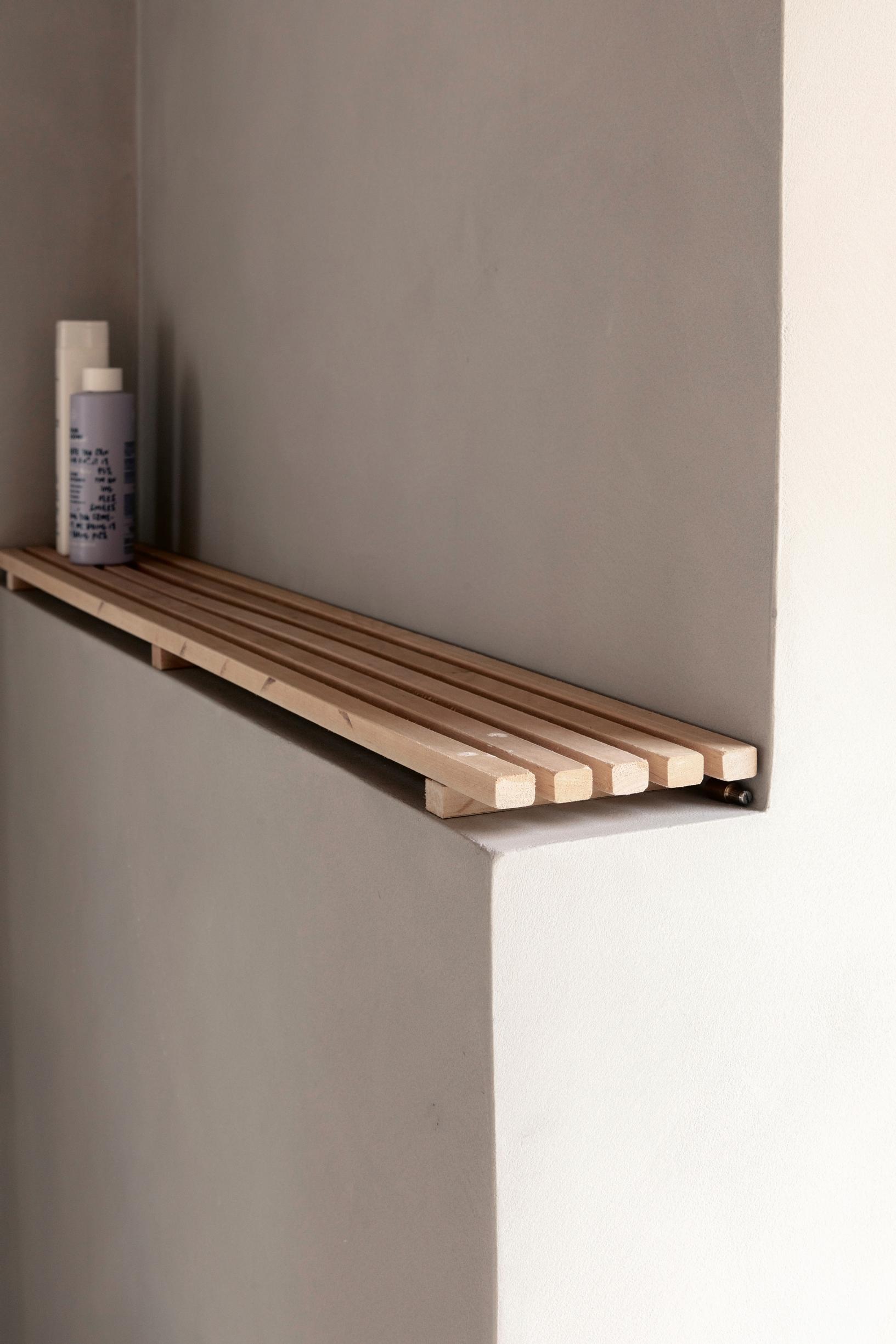 Slatted shampoo shelf