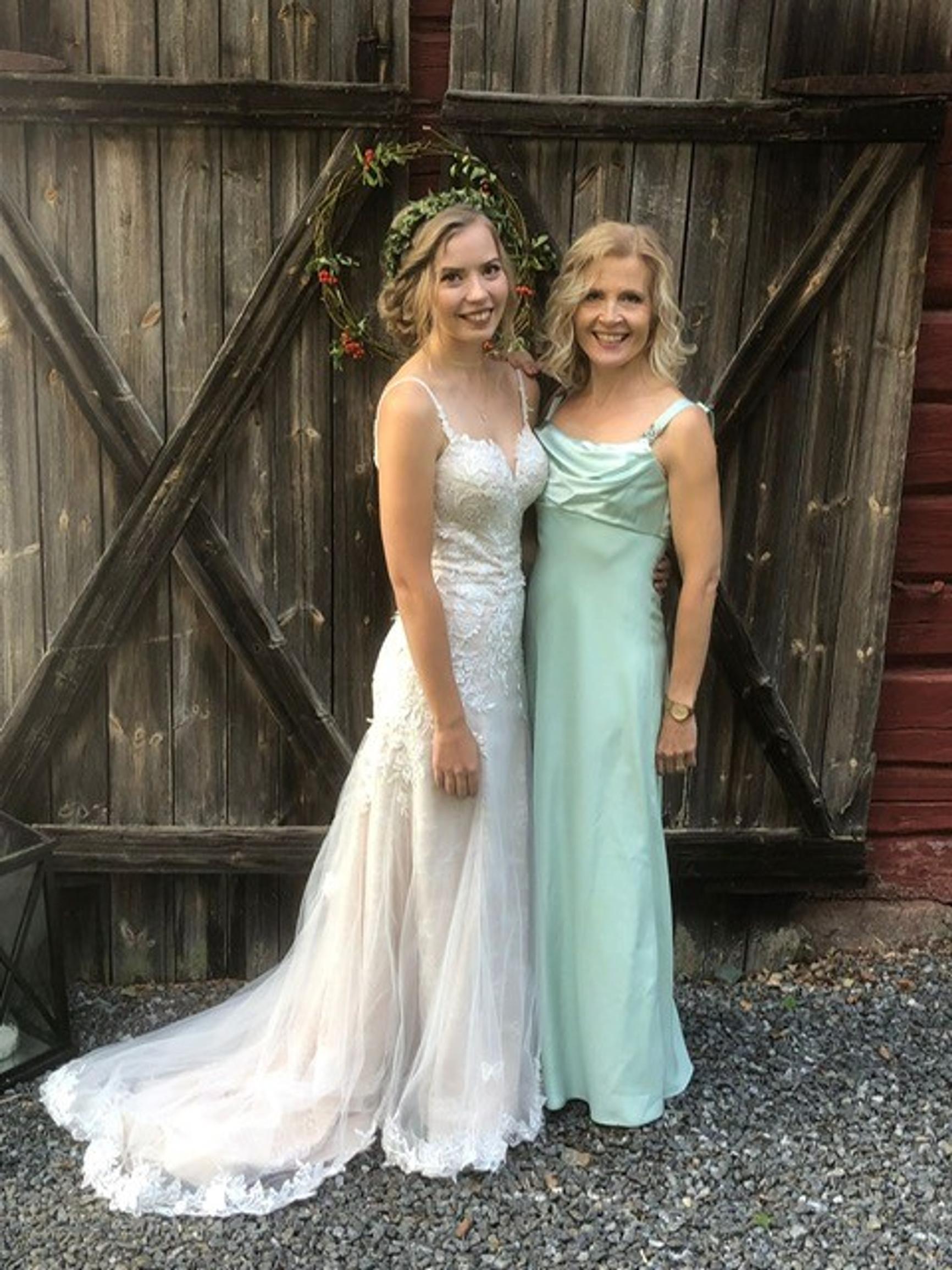 Iina with her gown-sewing mother, Elina Heikkilä, at the wedding celebration.