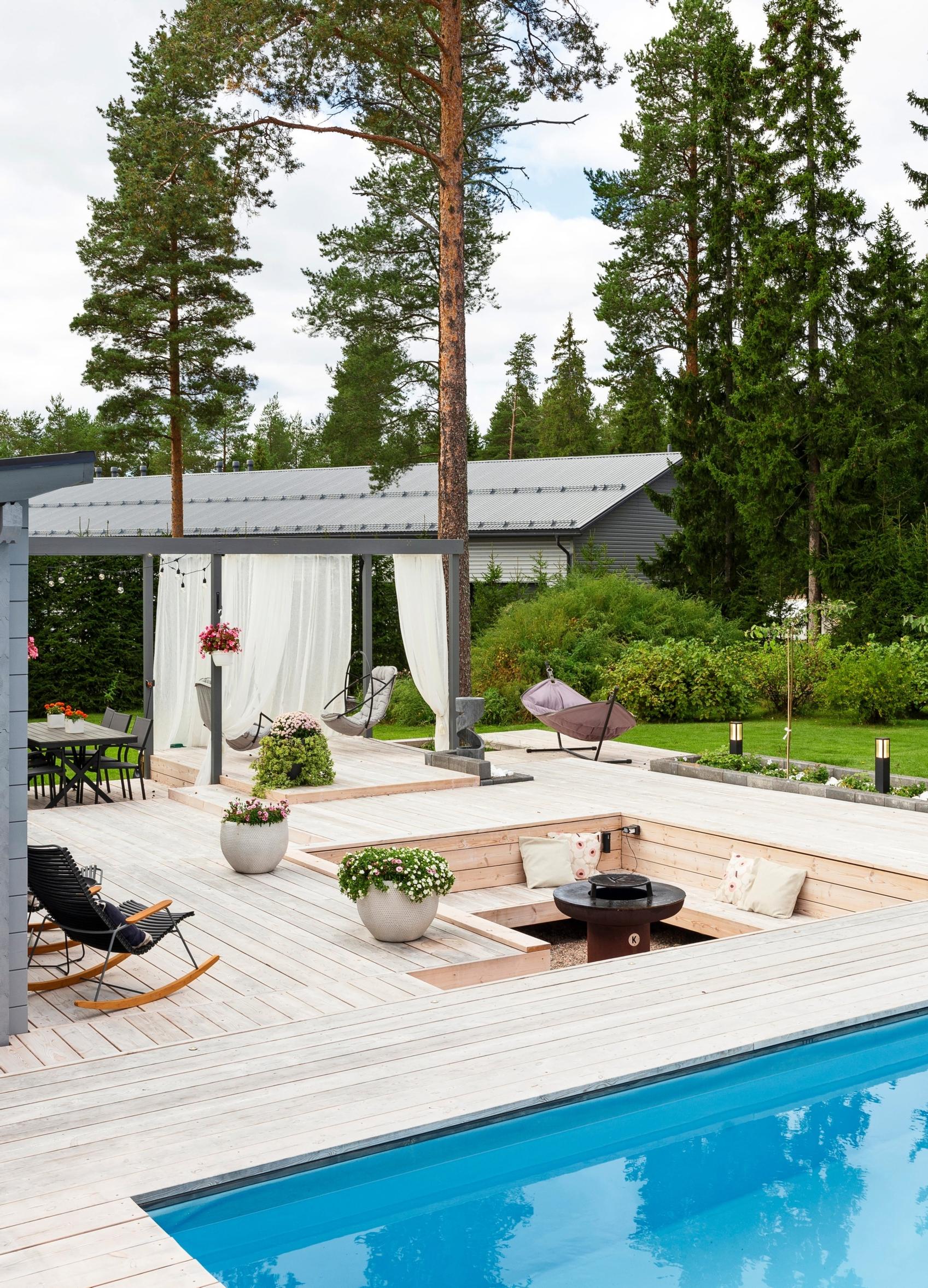 Pergola behind the deck’s fire pit