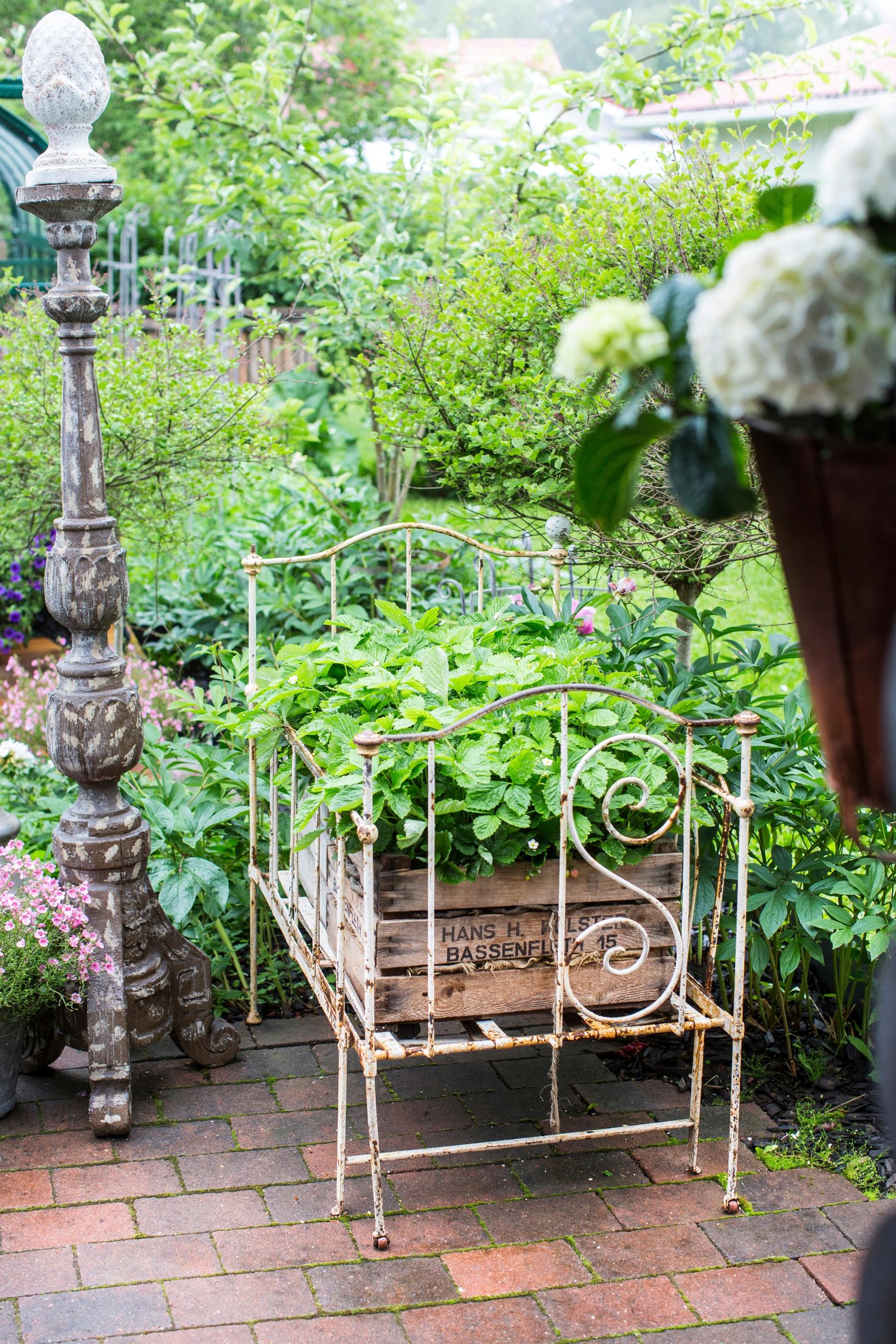 recycled garden decorations