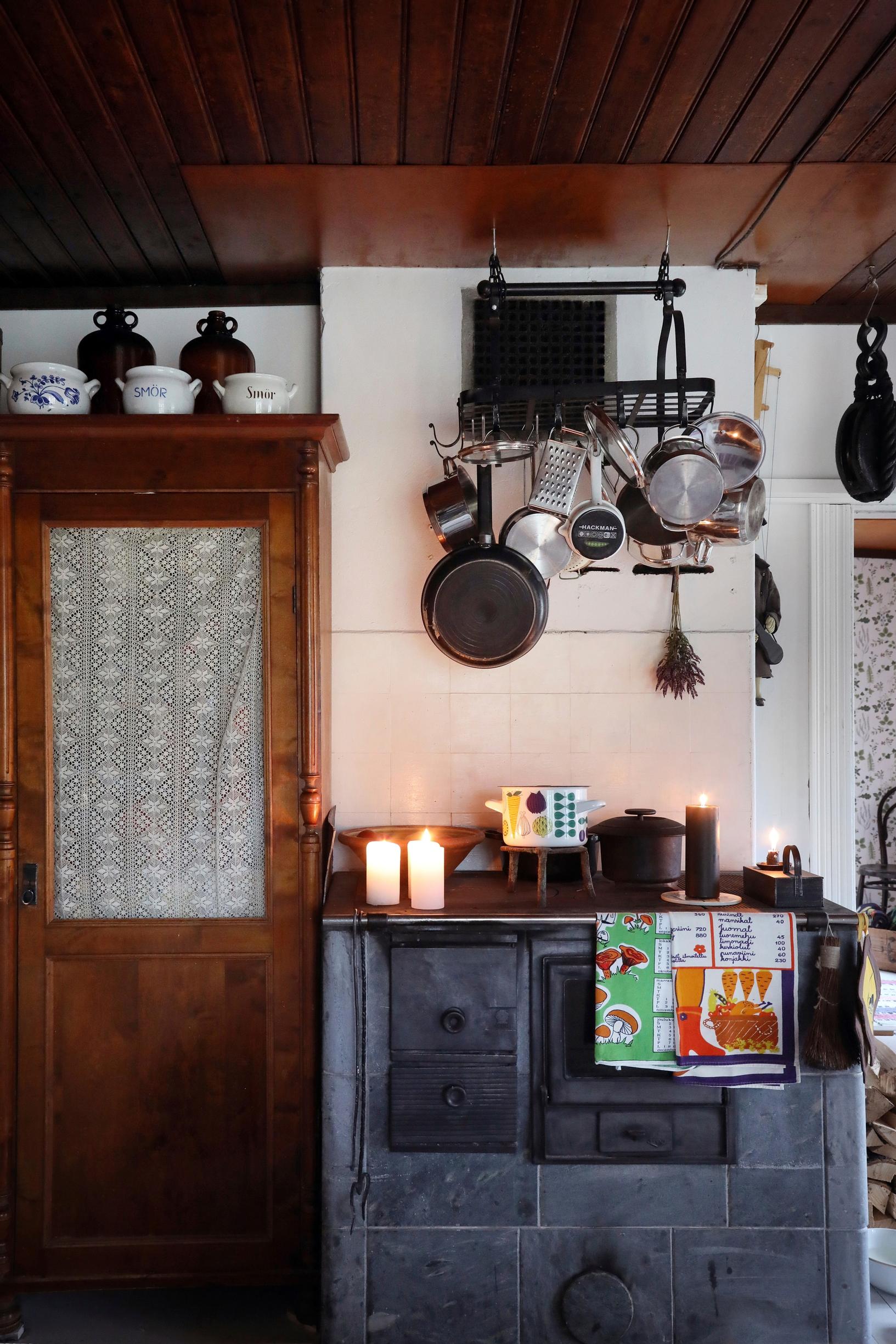 The wood-burning stove in the kitchen of the Åland log house.