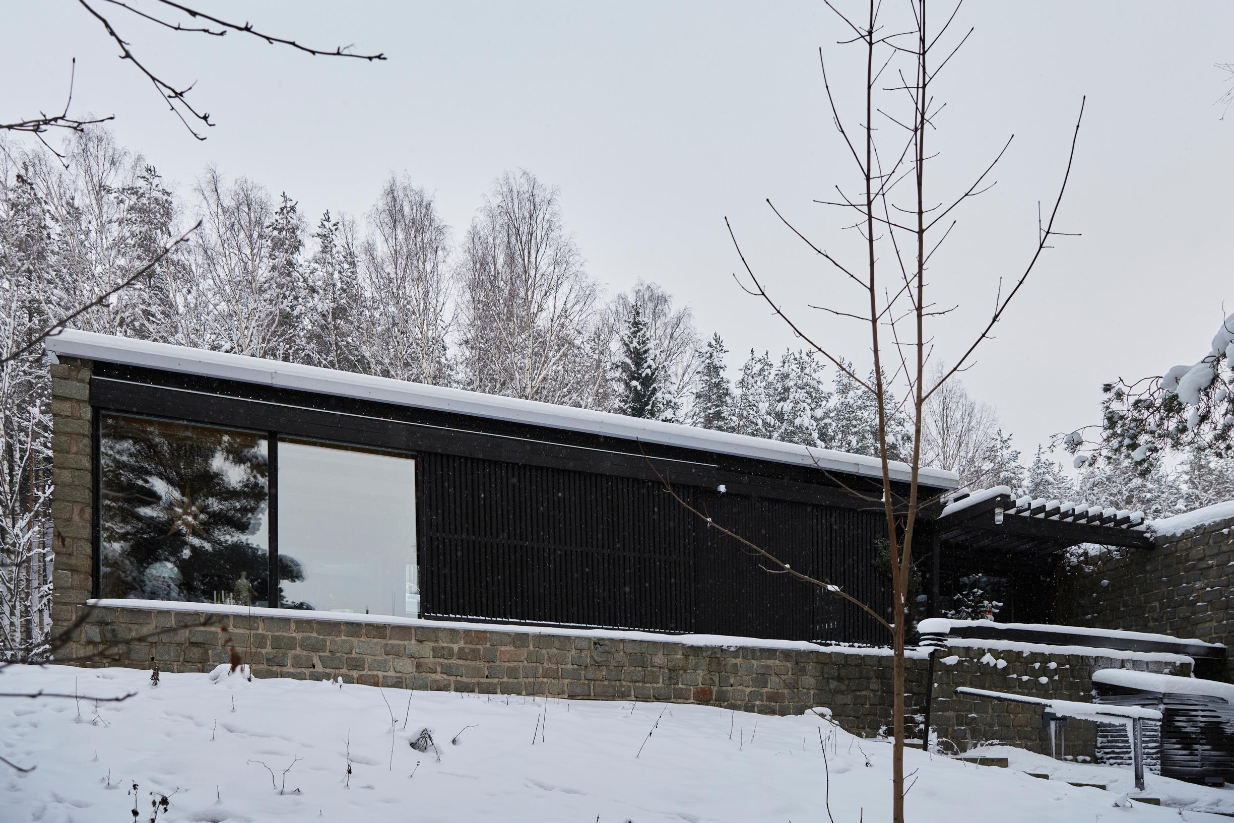The home’s facade and snowy front yard.