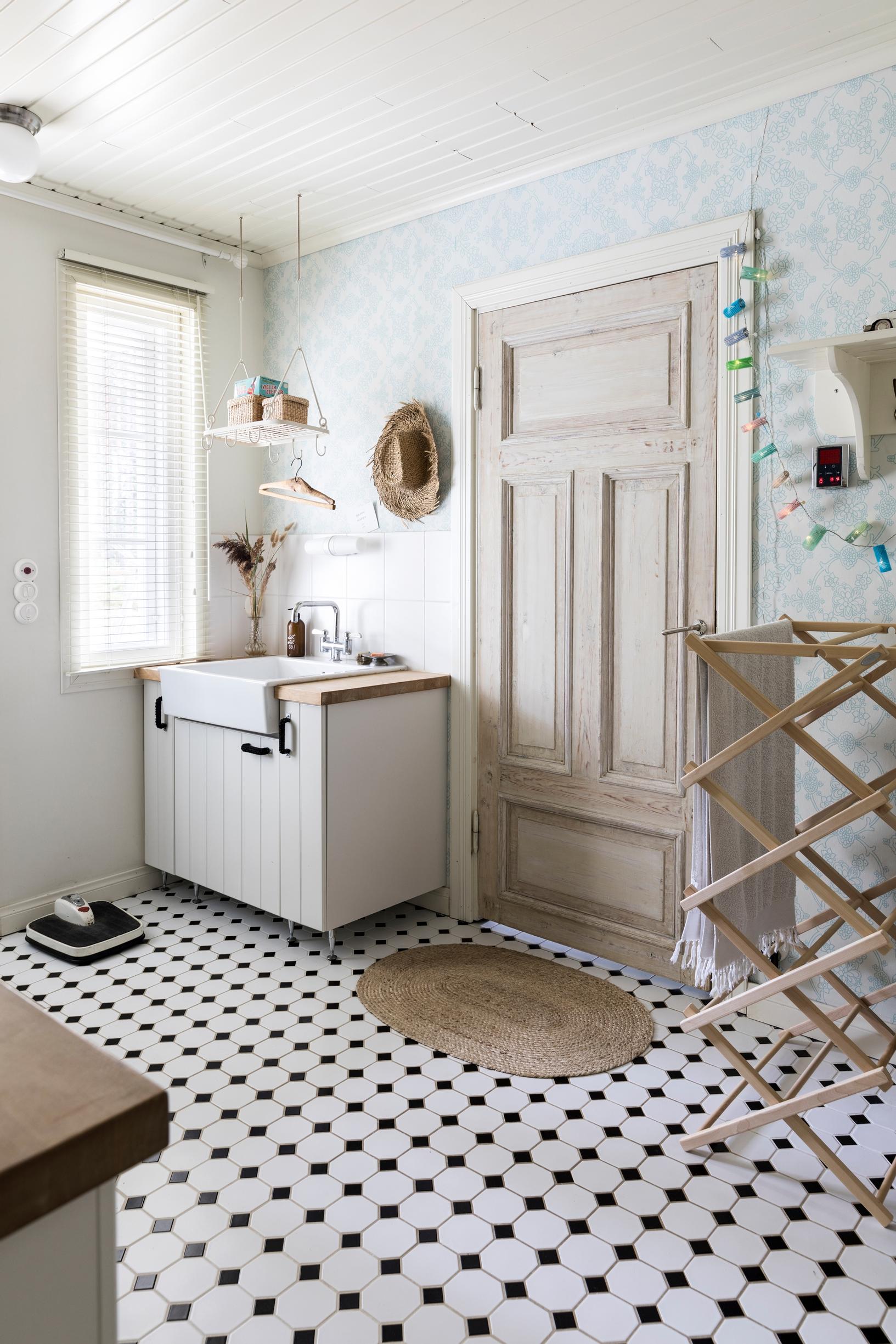 A classically decorated bathroom.