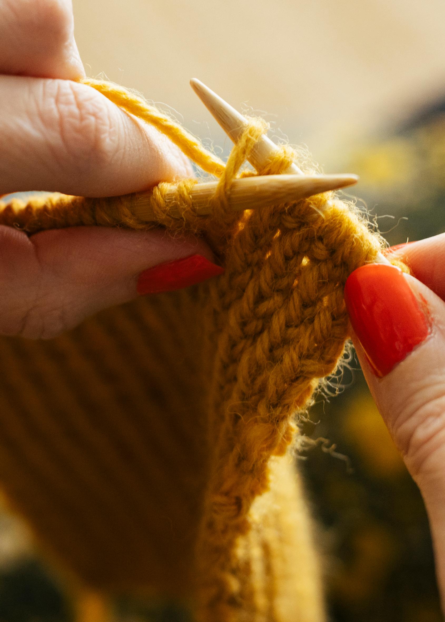 How to knit ribbing: Twisted ribbing, knit stitch