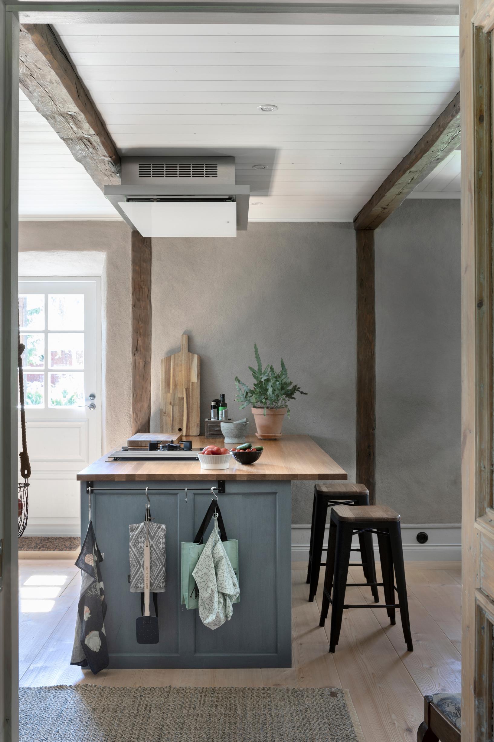 Kitchen peninsula with stools