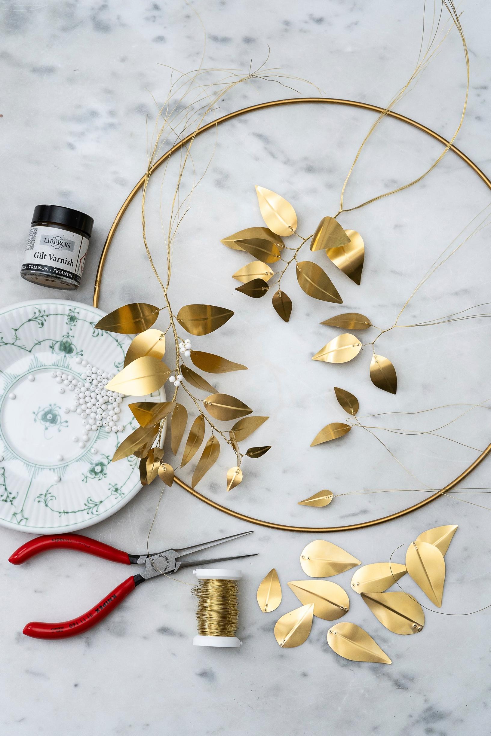 Step-by-step photo of assembling the wreath