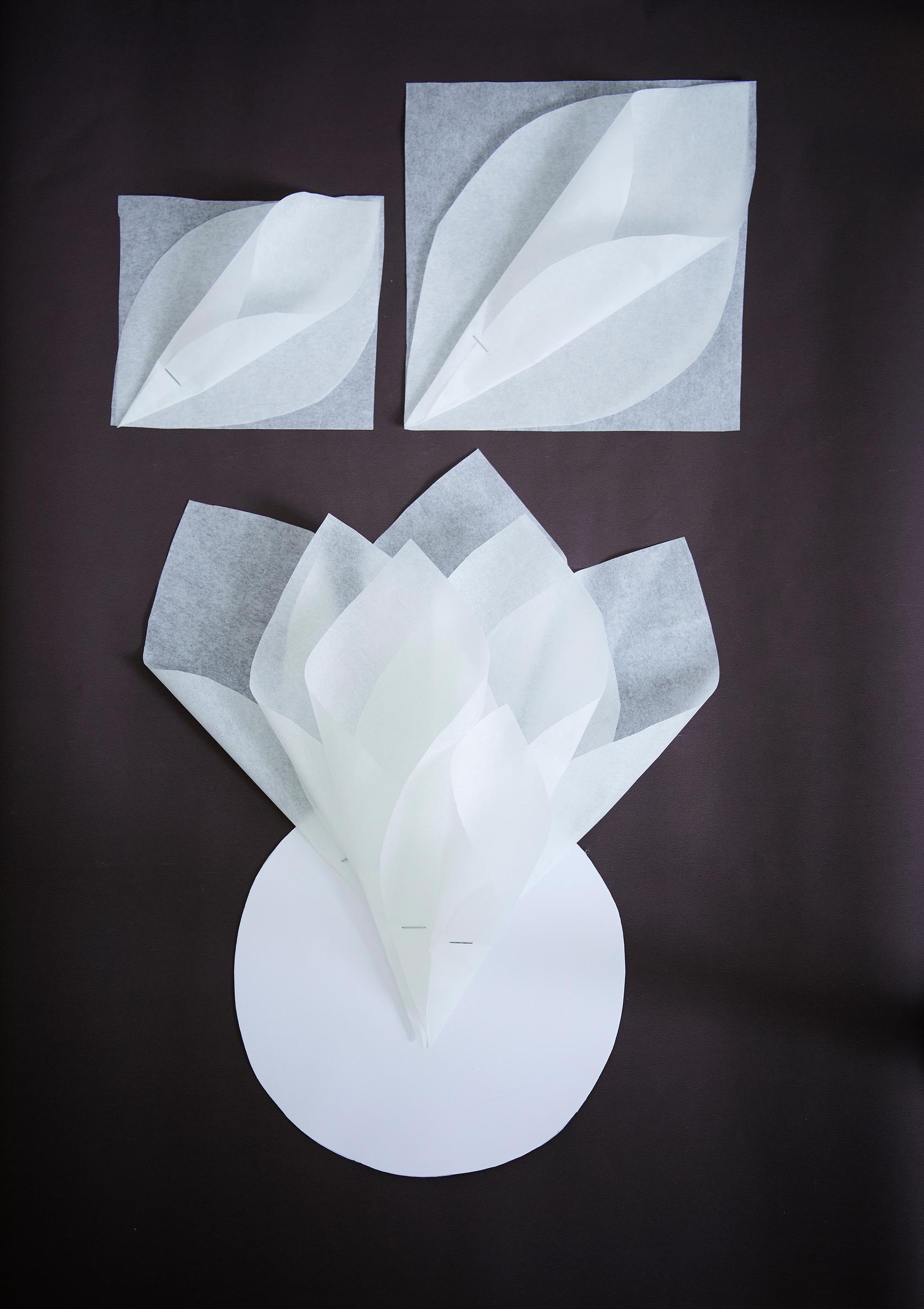 Christmas flower step-by-step image.