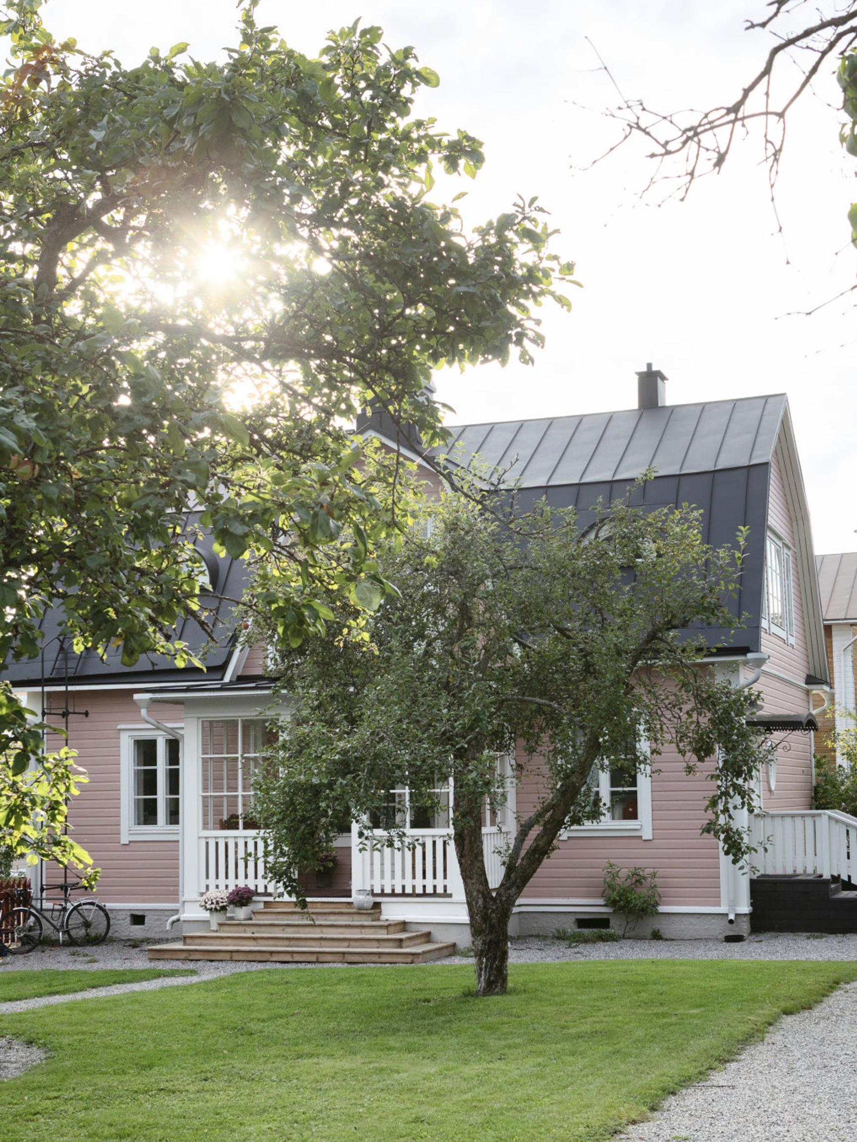 30 boxes full of kitchen utensils—Katja’s dreamy pink wooden house needed some adjustments!
