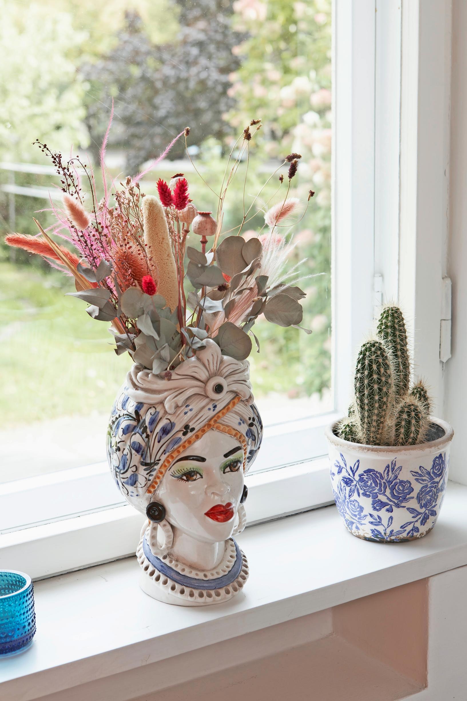 Sicilian female-head planter