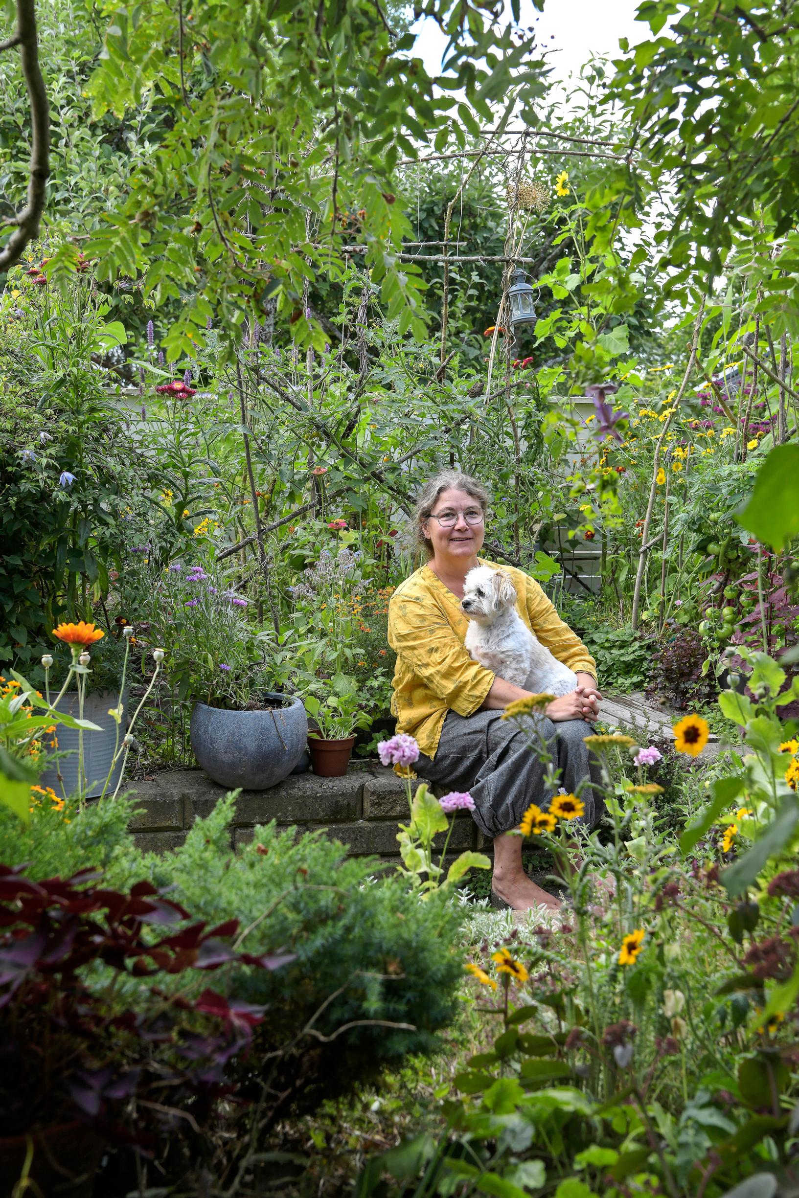 Garden with insects: Observing insects is Karoliina’s favorite garden activity.