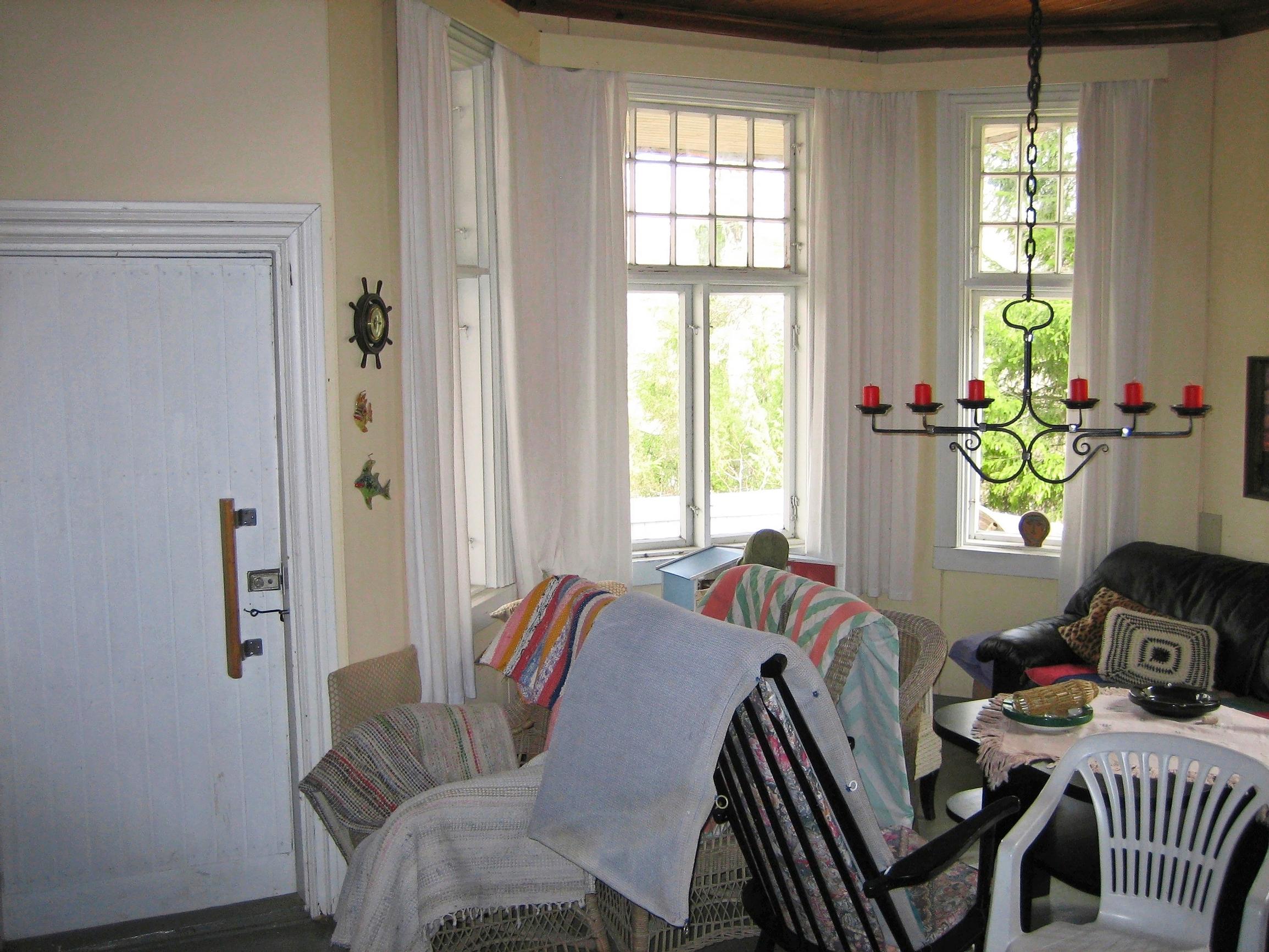 The living room before the renovation.