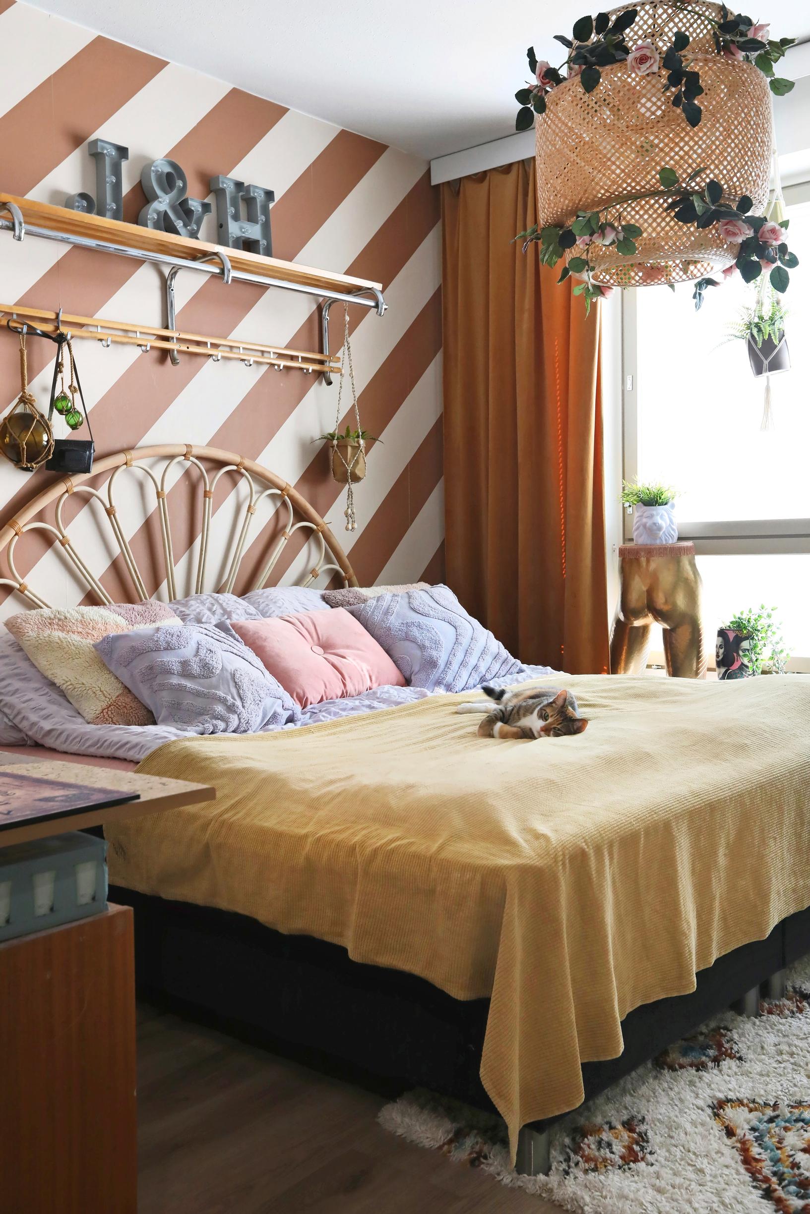 Chevron-striped Ellos wallpaper in the bedroom