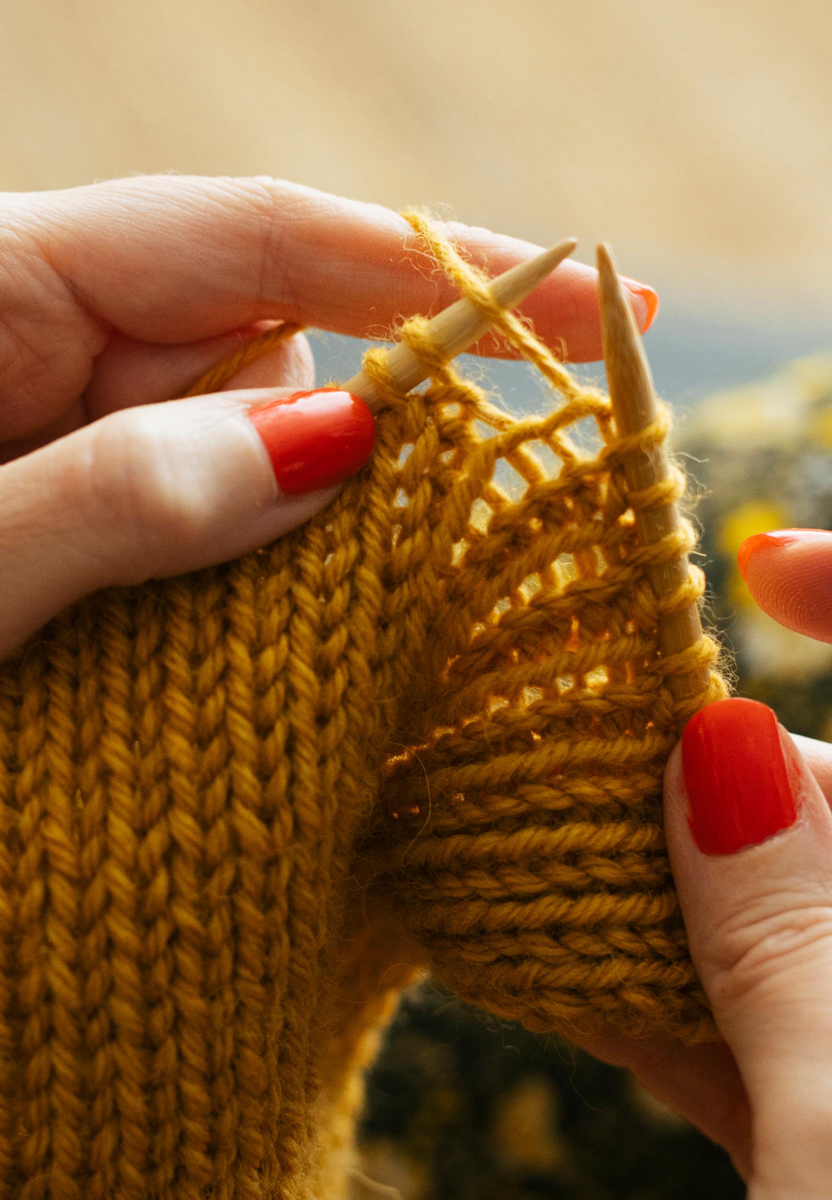How to knit ribbing: Bringing the yarn to the front of the work.