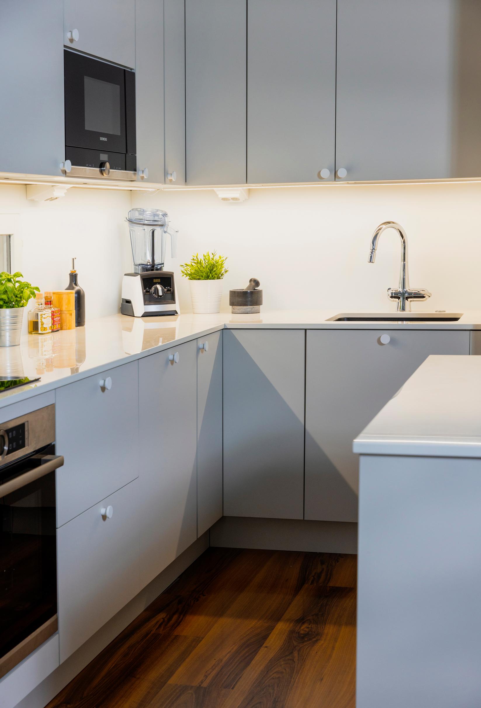 A kitchen in a greige shade
