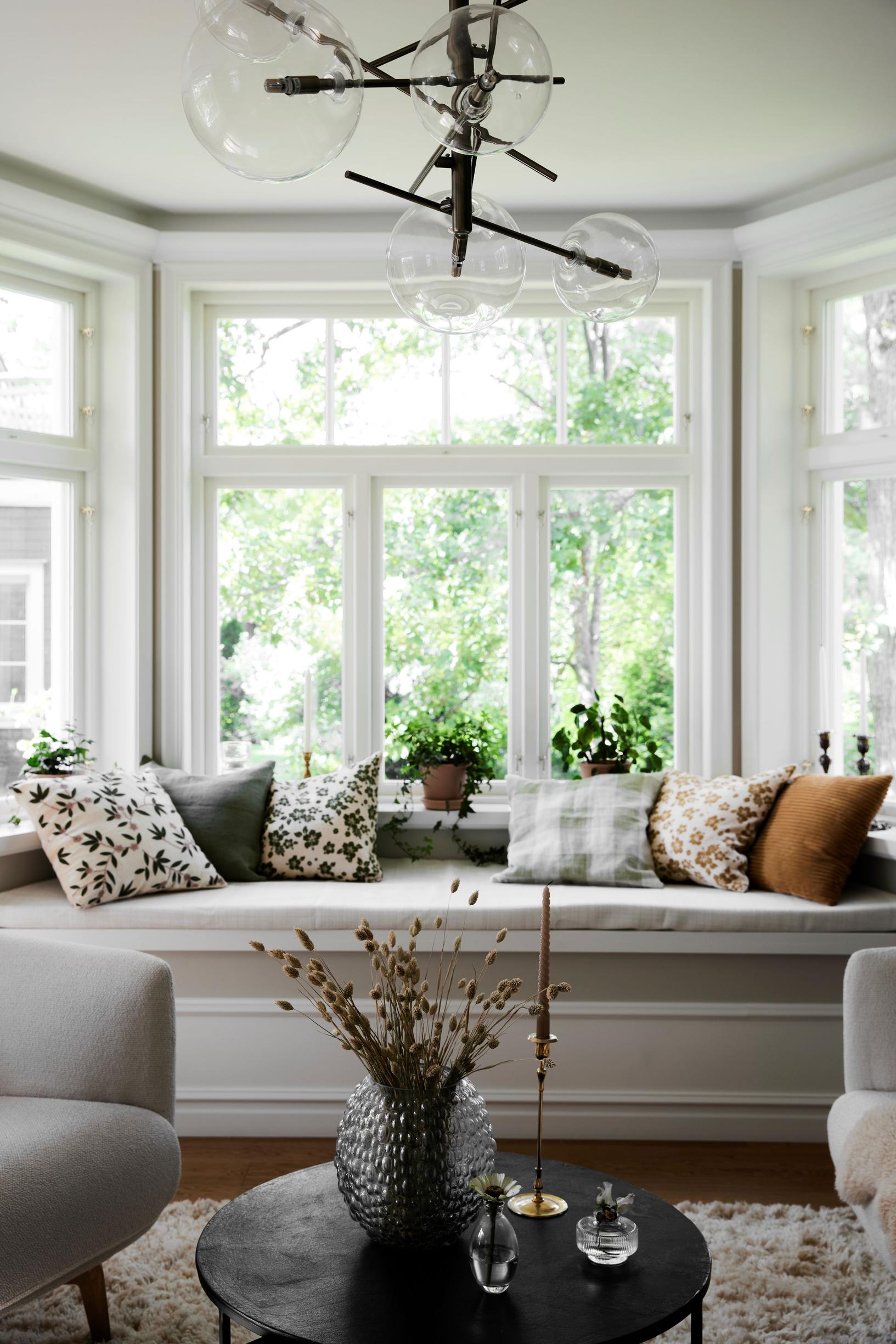 Sofa-like window seat in the bay window