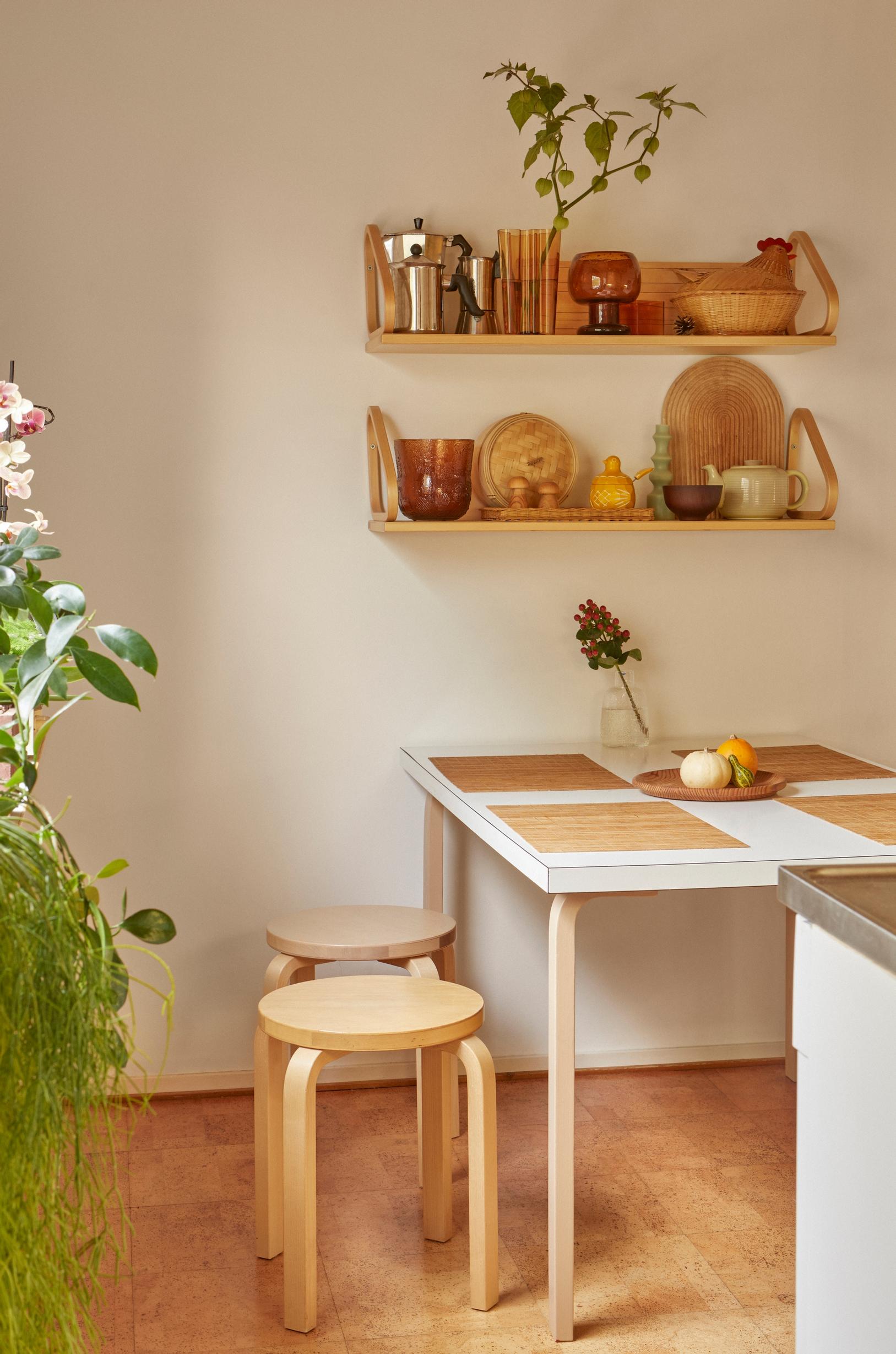 Maija’s love of Japan is manifest in the kitchen’s design and the dining table’s placemats.